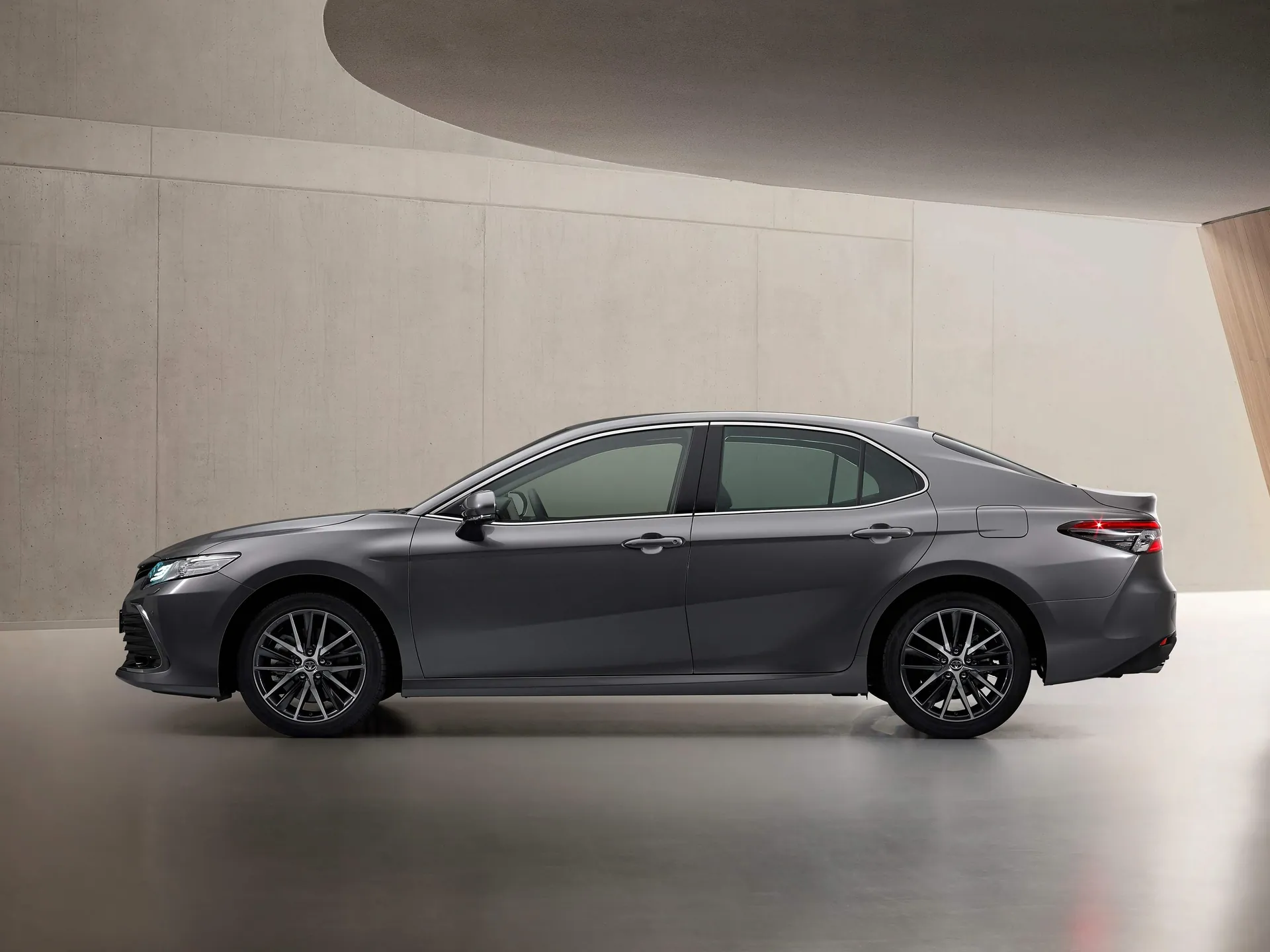 Toyota Camry Hybrid [EU] (2021) - Side Profile