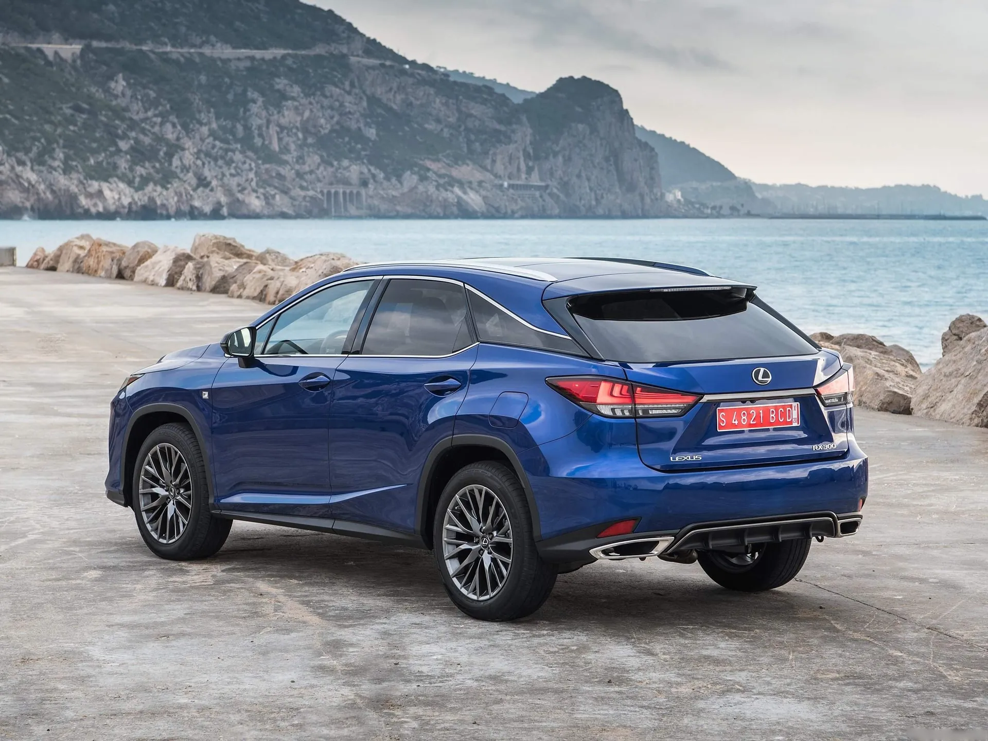 Lexus RX (2020) – zadní tříčtvrteční pohled