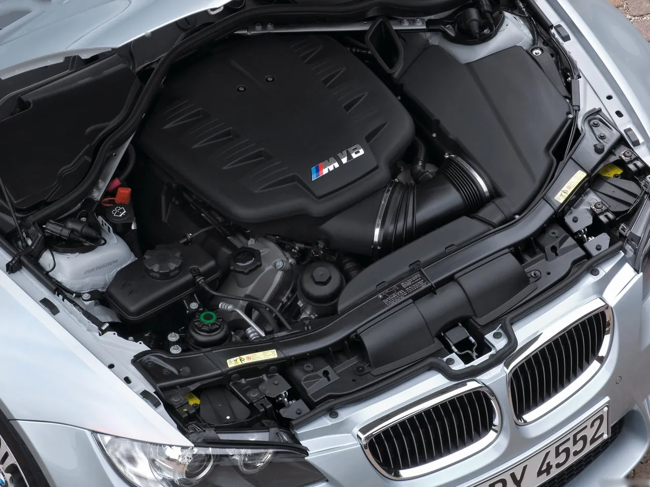 BMW M3 Sedan (2008) – motorový prostor
