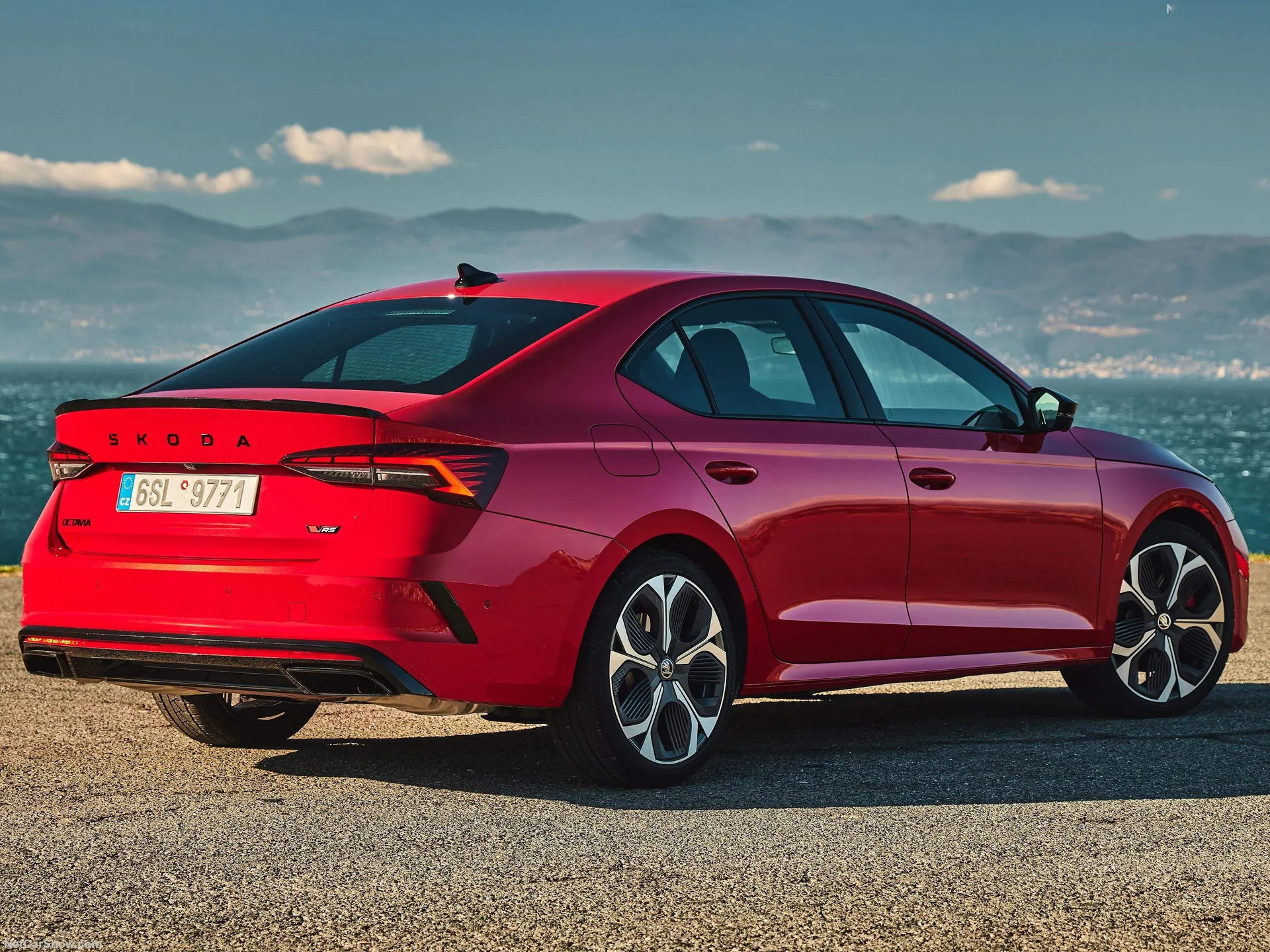 Skoda Octavia RS (2025) – zadní tříčtvrteční pohled