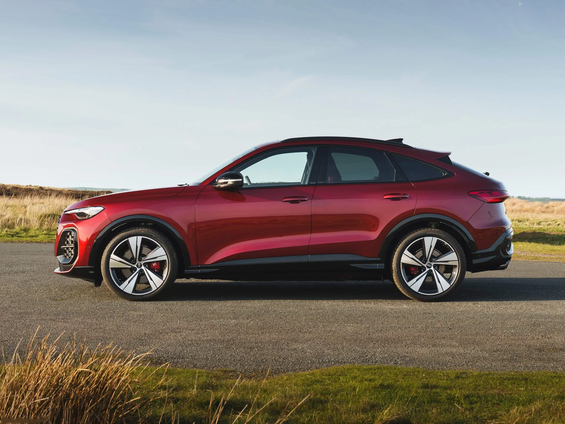 Audi SQ5 Sportback [UK] (2025) – boční profil