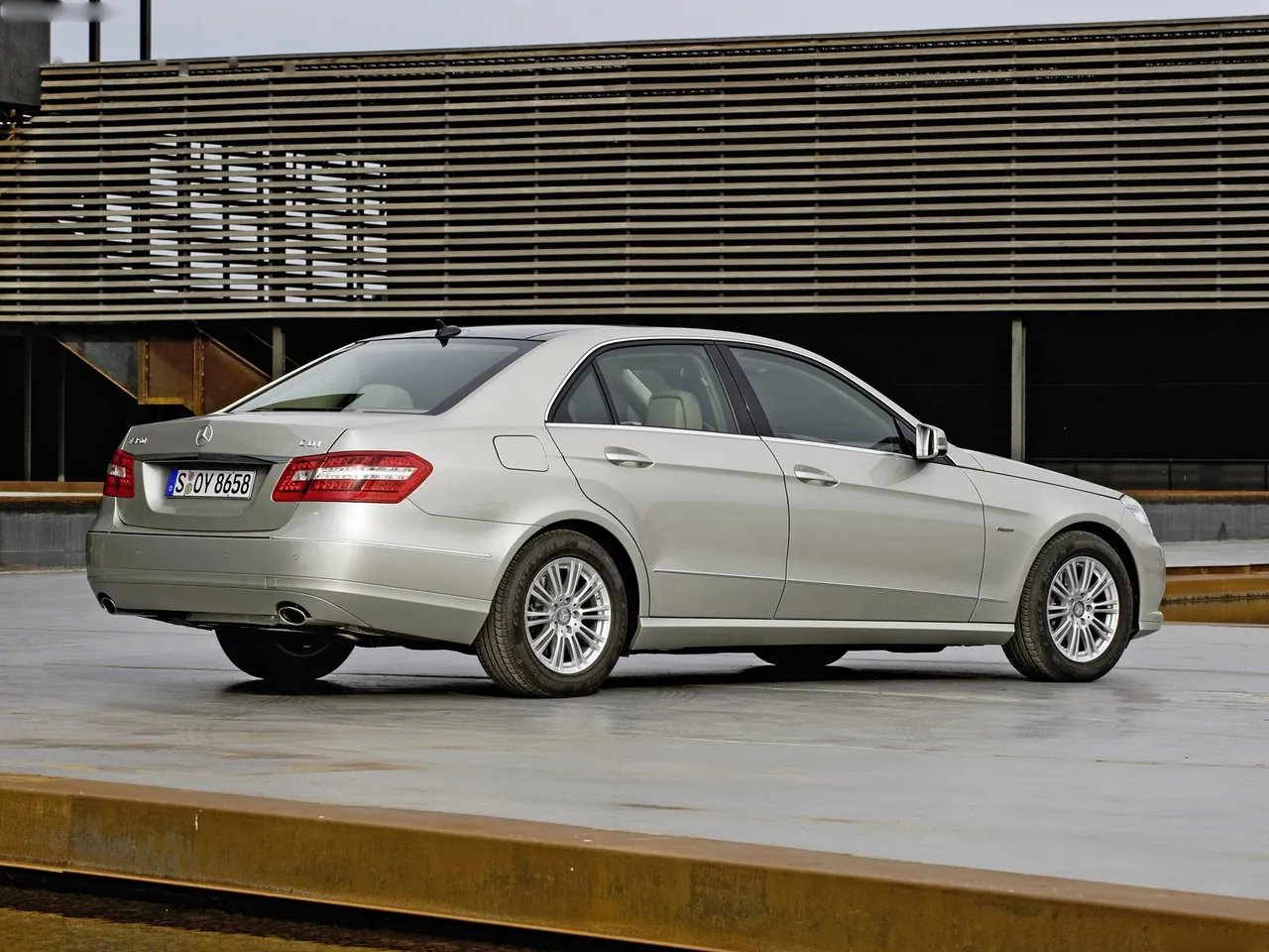 Mercedes-Benz E-Class (2010) – zadní tříčtvrteční pohled