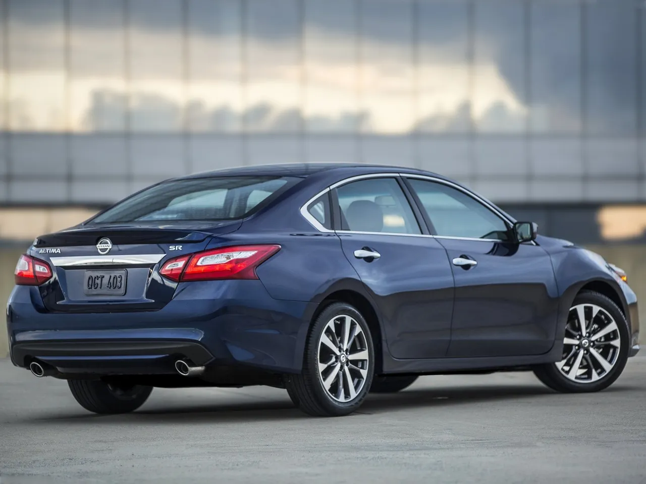 Nissan Altima SR (2016) – zadní tříčtvrteční pohled