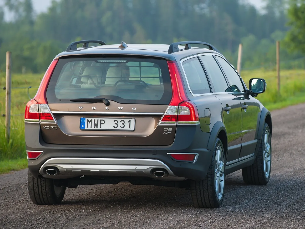 Volvo XC70 (2014) – zadní tříčtvrteční pohled
