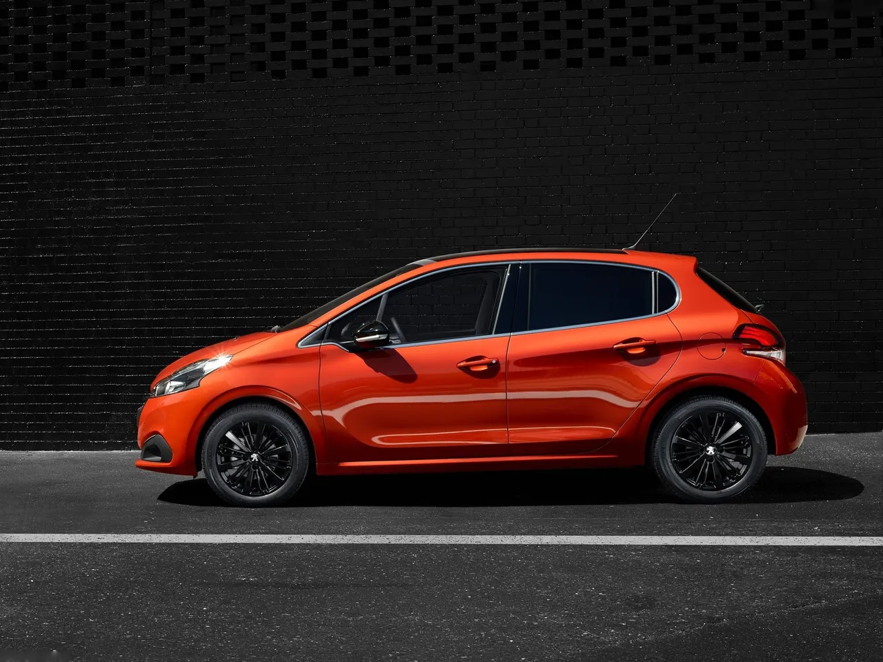 Peugeot 208 (2016) – boční profil