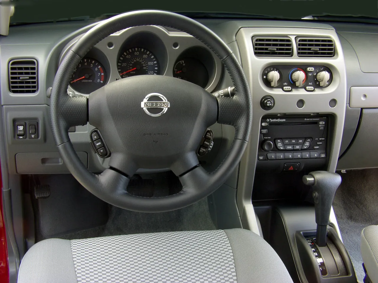 Nissan Frontier (2004) – interiér