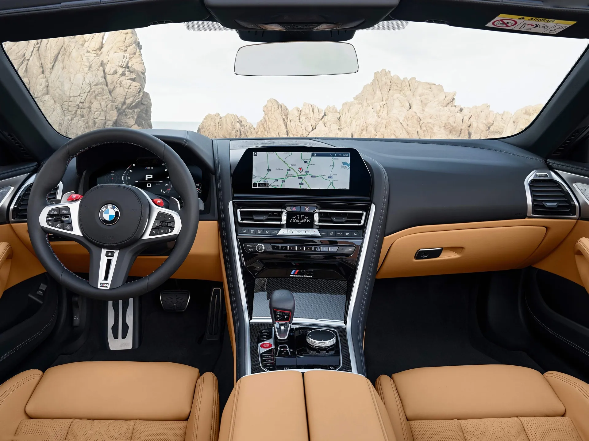 BMW M8 Competition Convertible (2020) – interiér