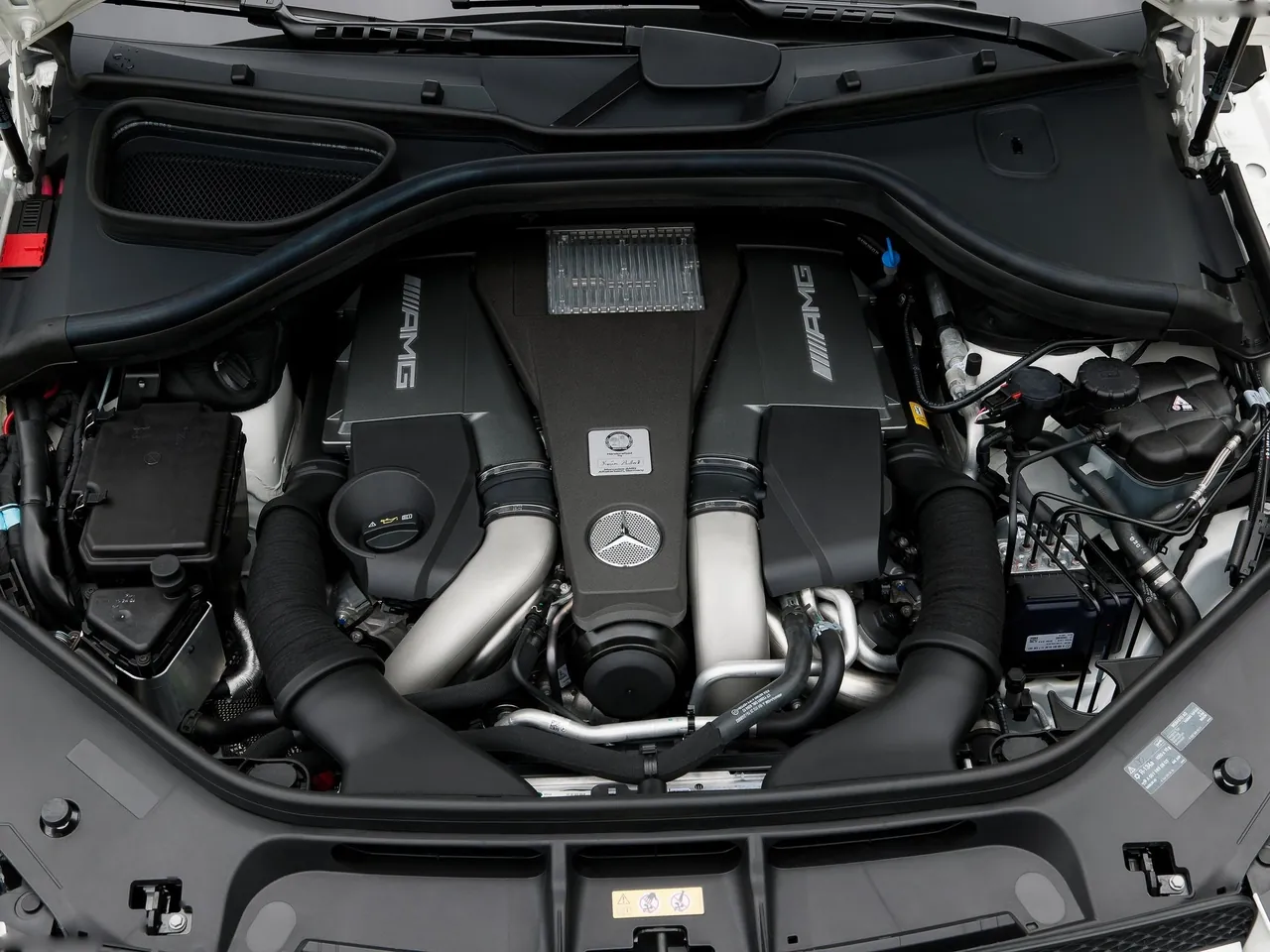 Mercedes-Benz GL63 AMG (2013) – motorový prostor