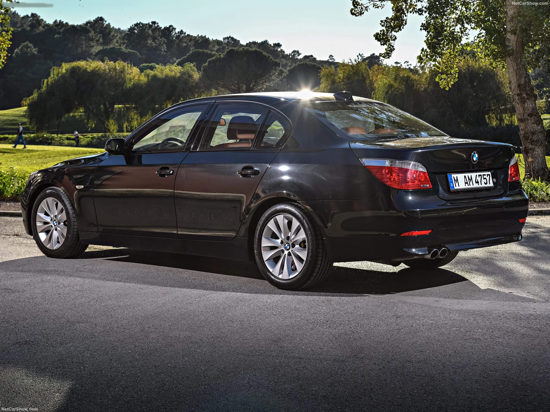 BMW 545i (2005) – zadní tříčtvrteční pohled