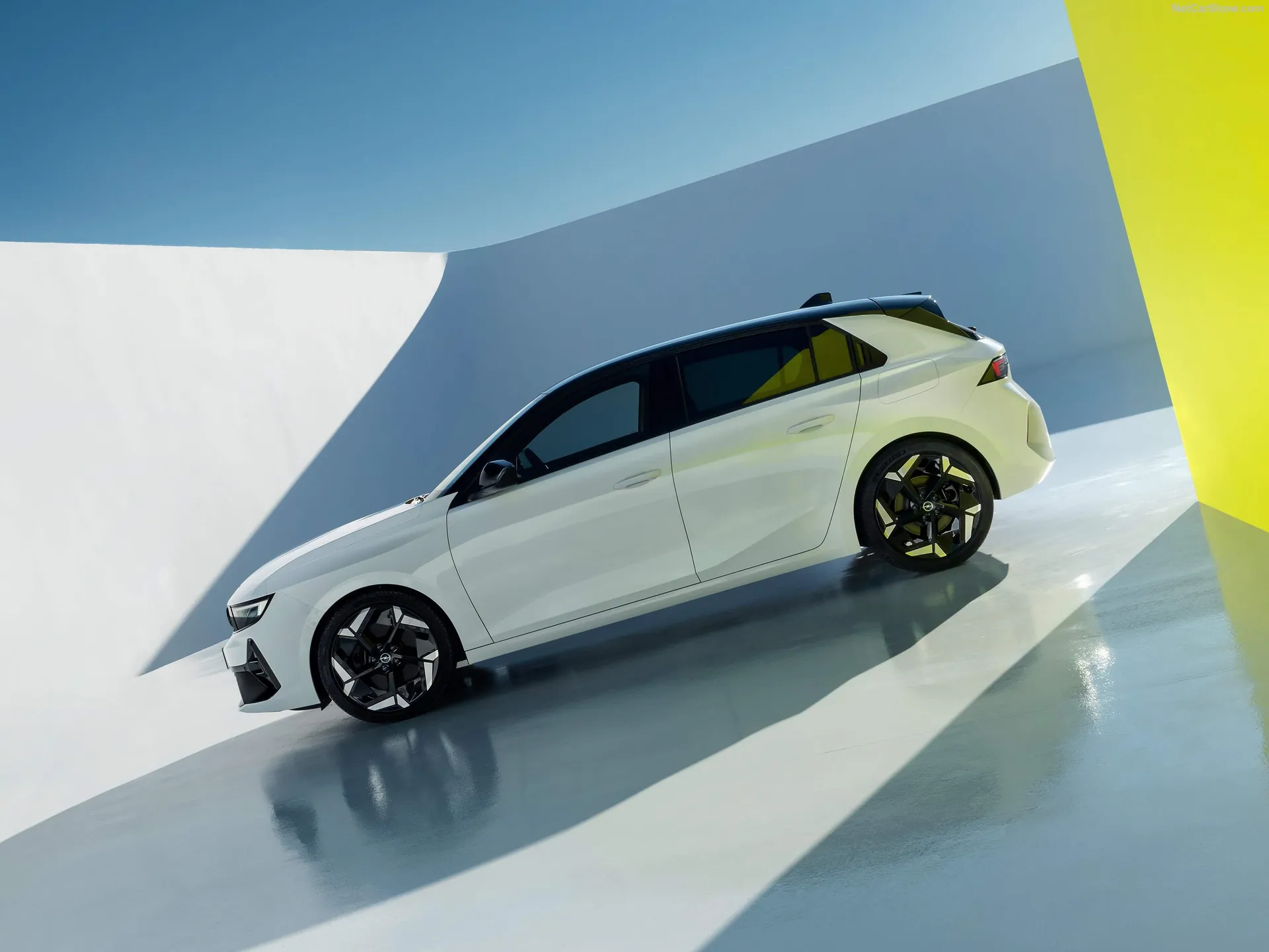 Opel Astra GSe (2023) – boční profil