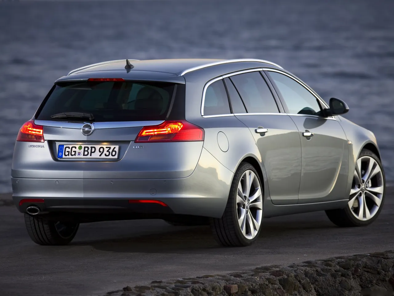 Opel Insignia Sports Tourer (2010) – zadní tříčtvrteční pohled