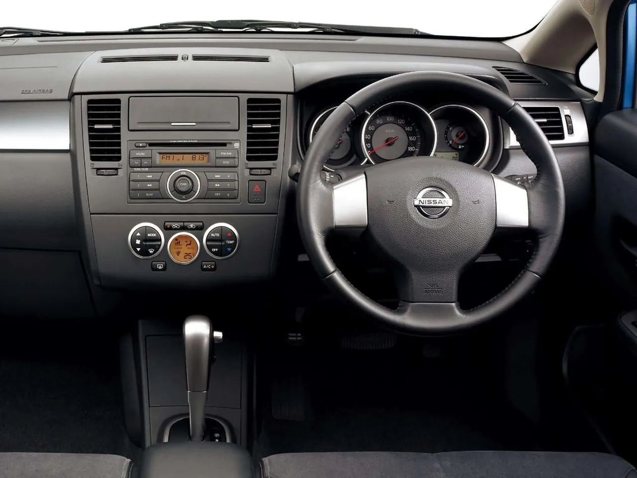 Nissan Tiida (2004) – interiér