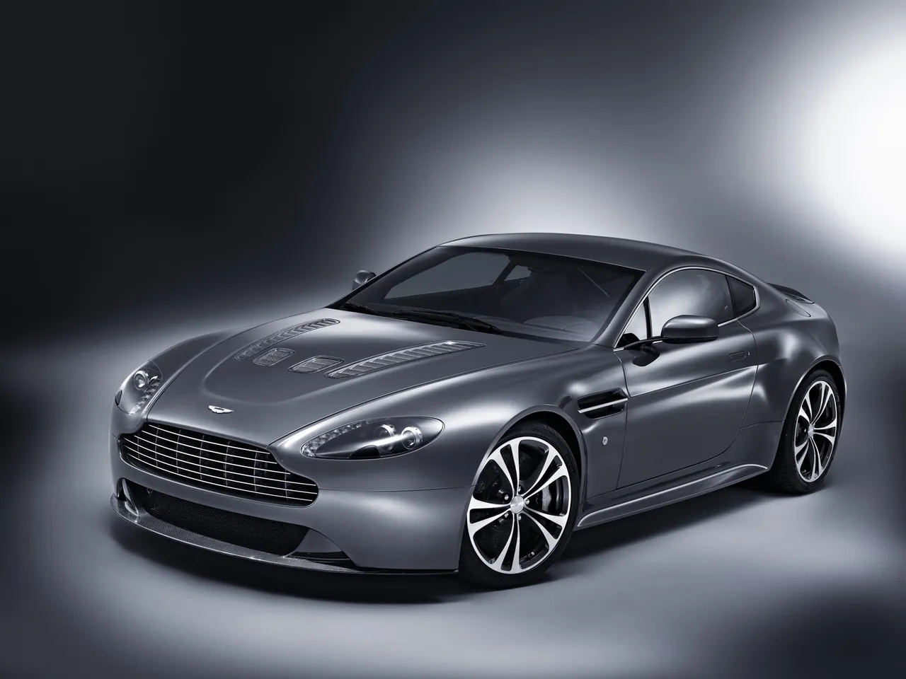 Aston Martin V12 Vantage (2010) – přední tříčtvrteční pohled