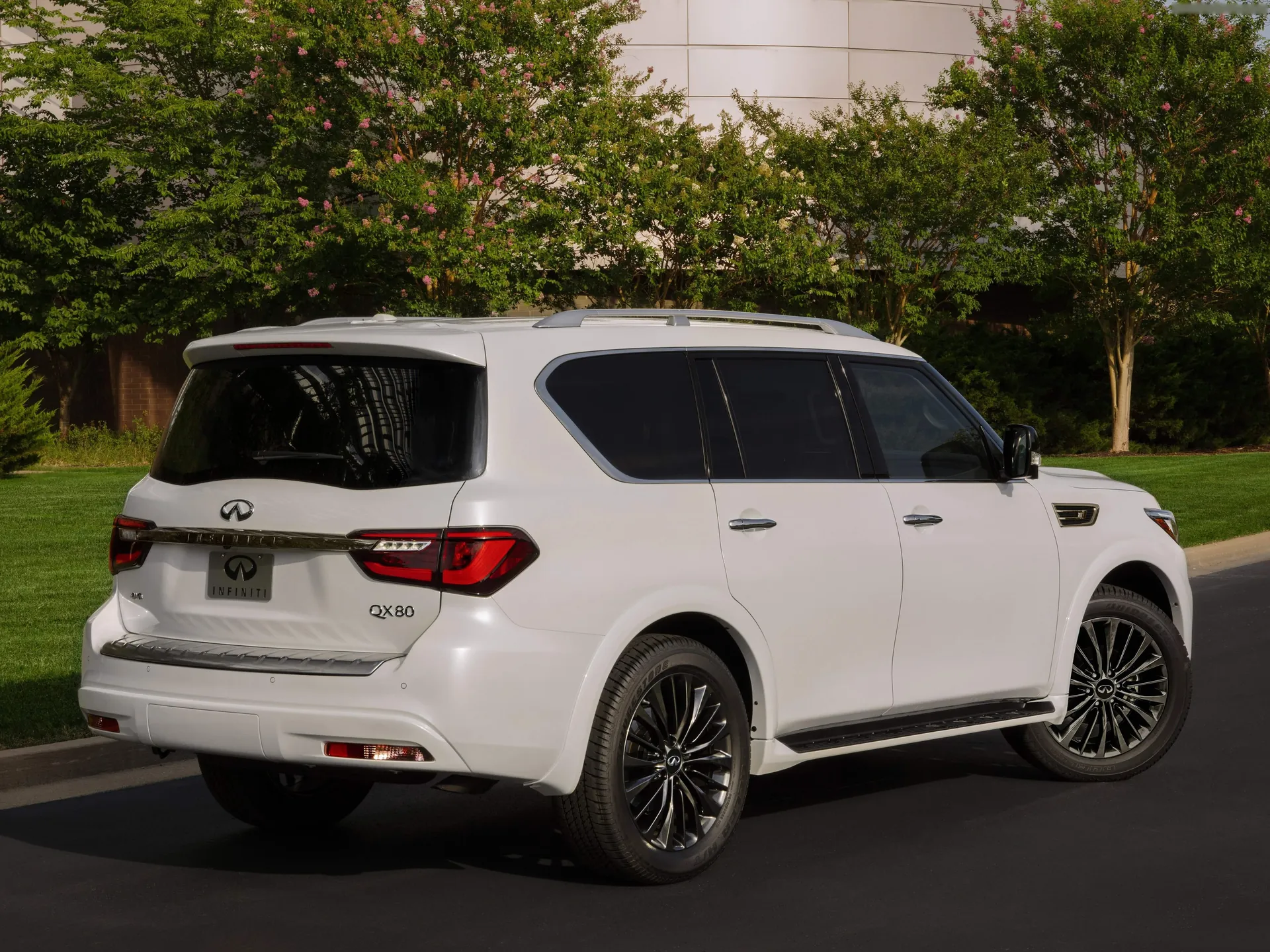 Infiniti QX80 (2021) – zadní tříčtvrteční pohled