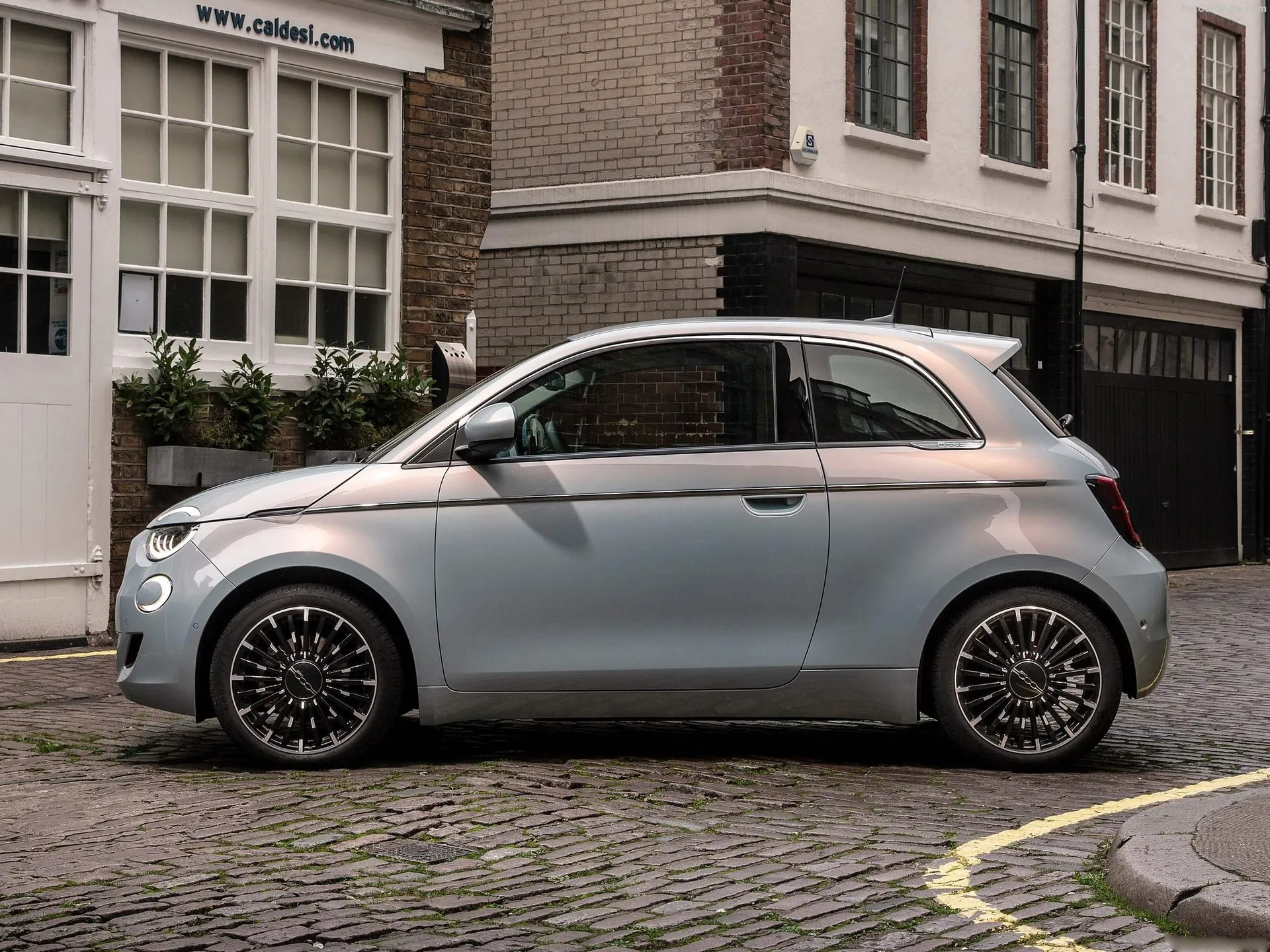 Fiat 500 (2021) – boční profil