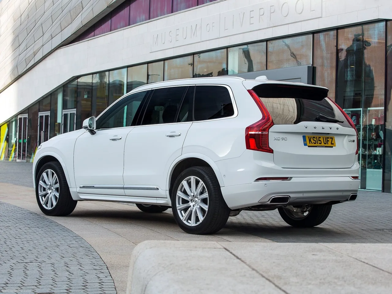 Volvo XC90 [UK] (2015) – zadní tříčtvrteční pohled
