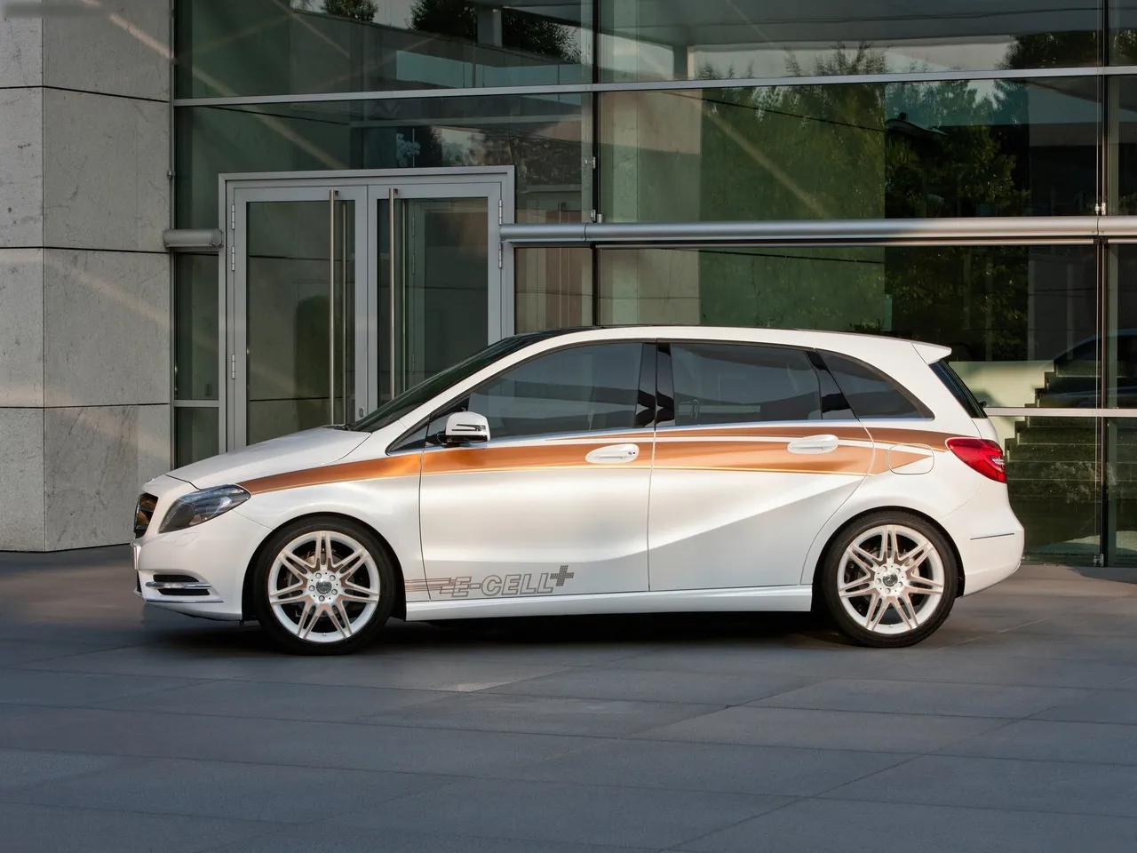 Mercedes-Benz B-Class E-CELL Plus Concept (2011) - Side Profile