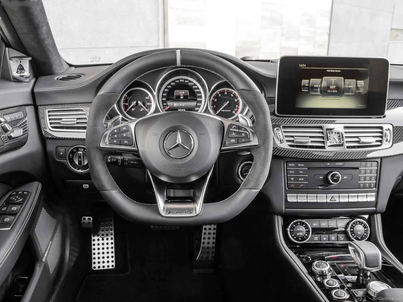 Mercedes-Benz CLS63 AMG (2015) – interiér