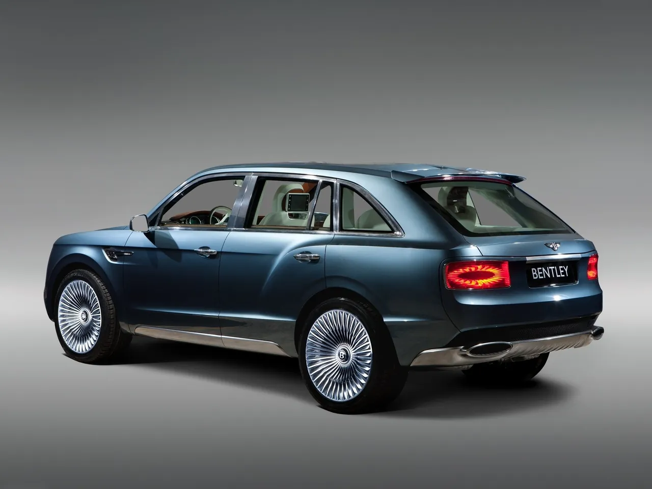 Bentley EXP 9 F Concept (2012) – zadní tříčtvrteční pohled