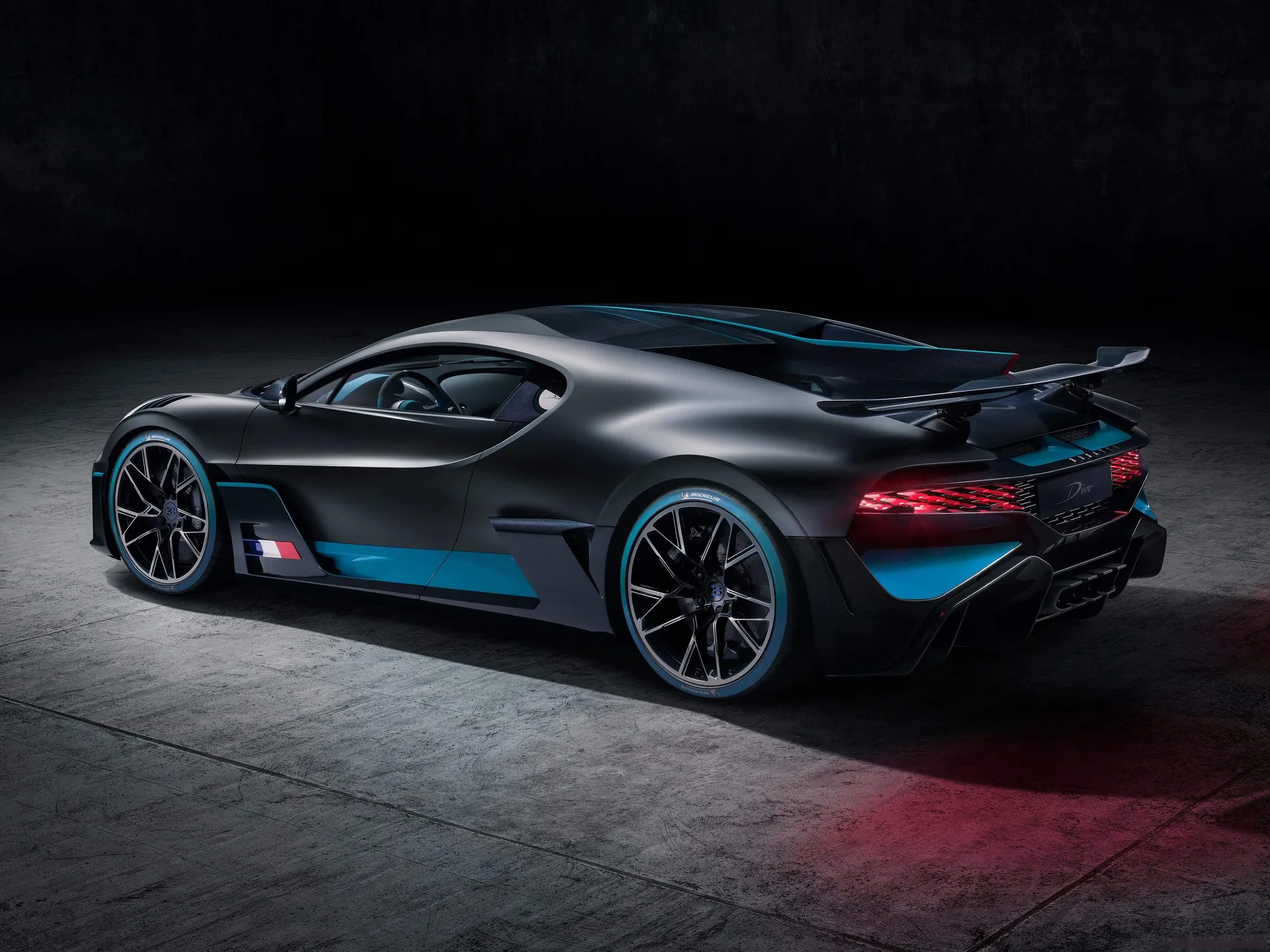 Bugatti Divo (2019) – zadní tříčtvrteční pohled