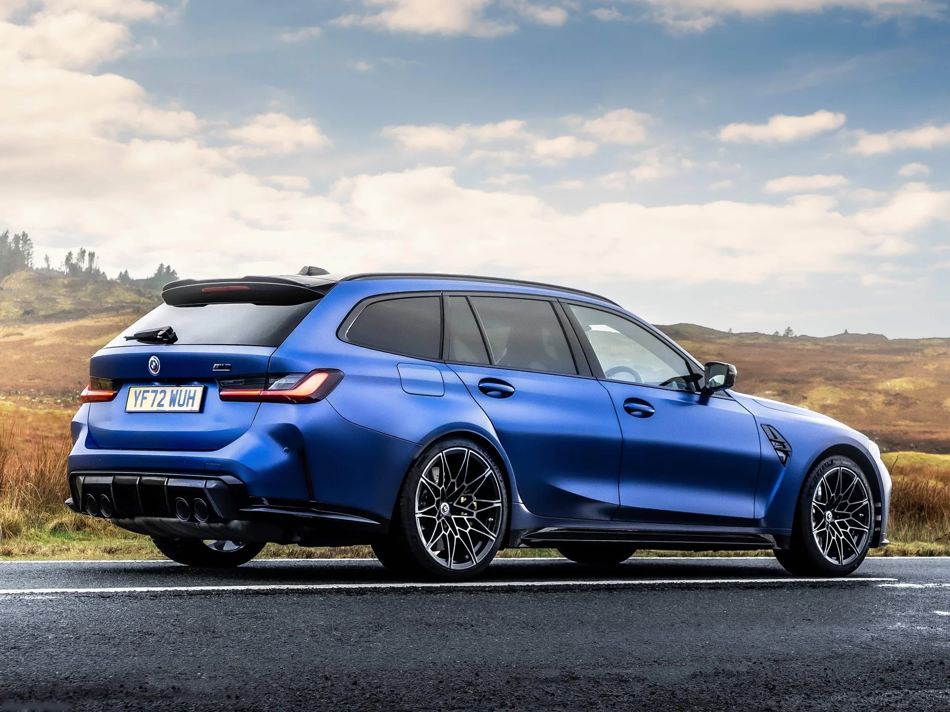BMW M3 Competition Touring [UK] (2023) – zadní tříčtvrteční pohled