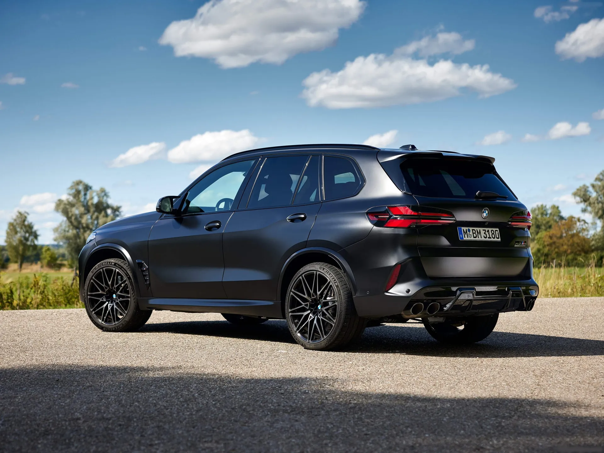 BMW X5 M Competition (2024) – zadní tříčtvrteční pohled