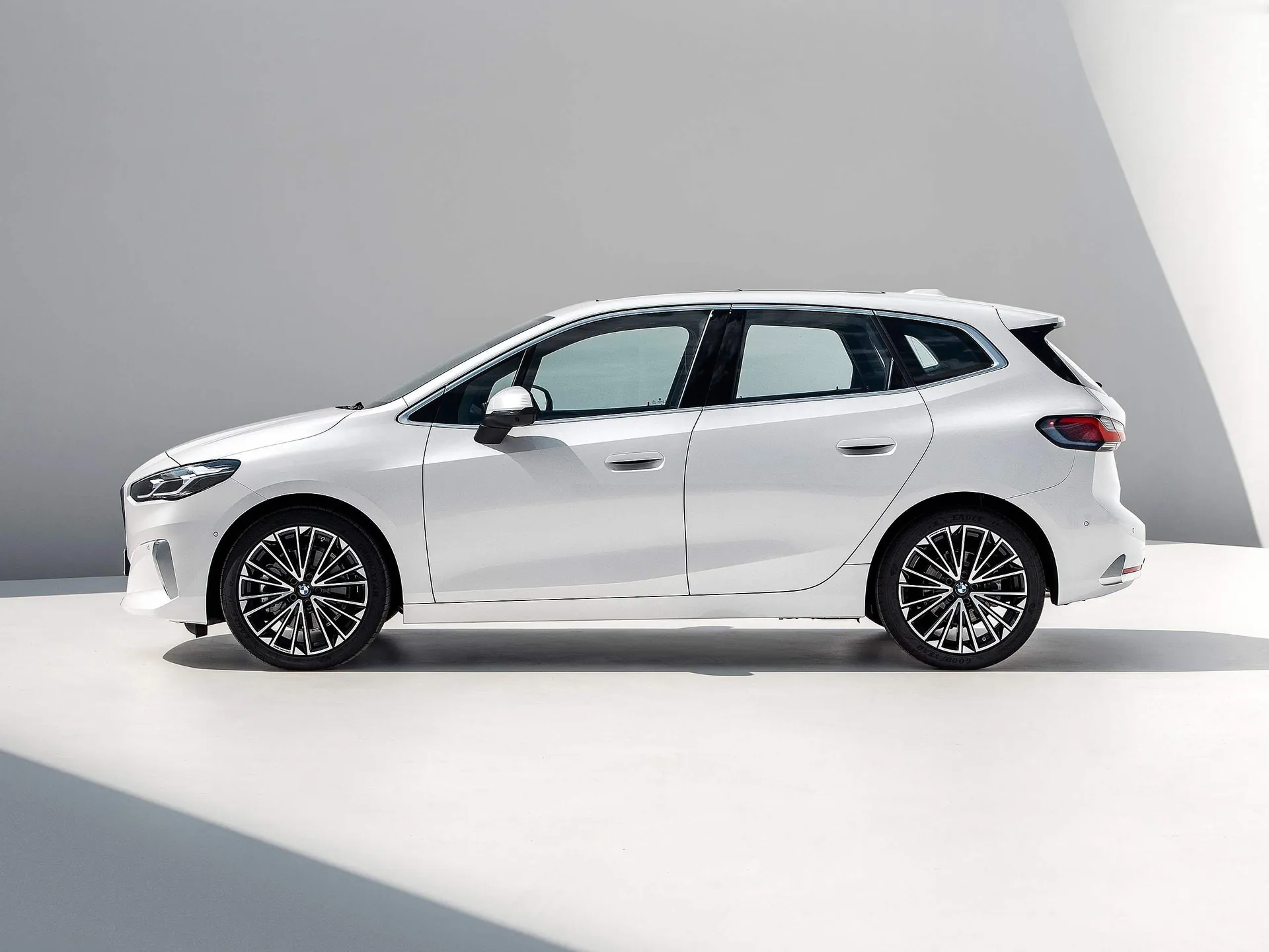 BMW 2-Series Active Tourer (2022) – boční profil