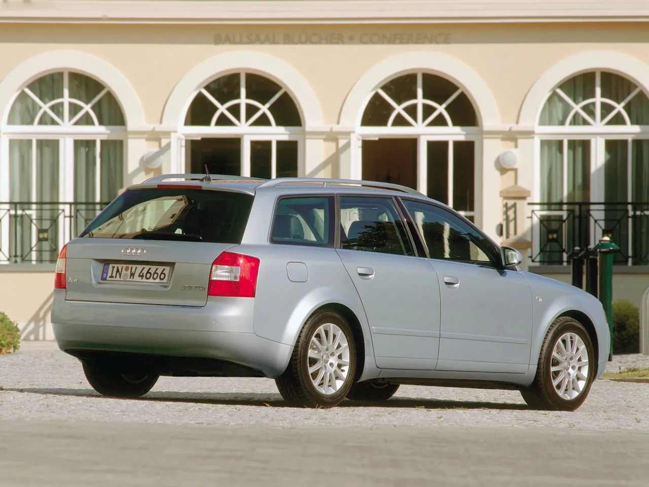 Audi A4 Avant (2001) – zadní tříčtvrteční pohled