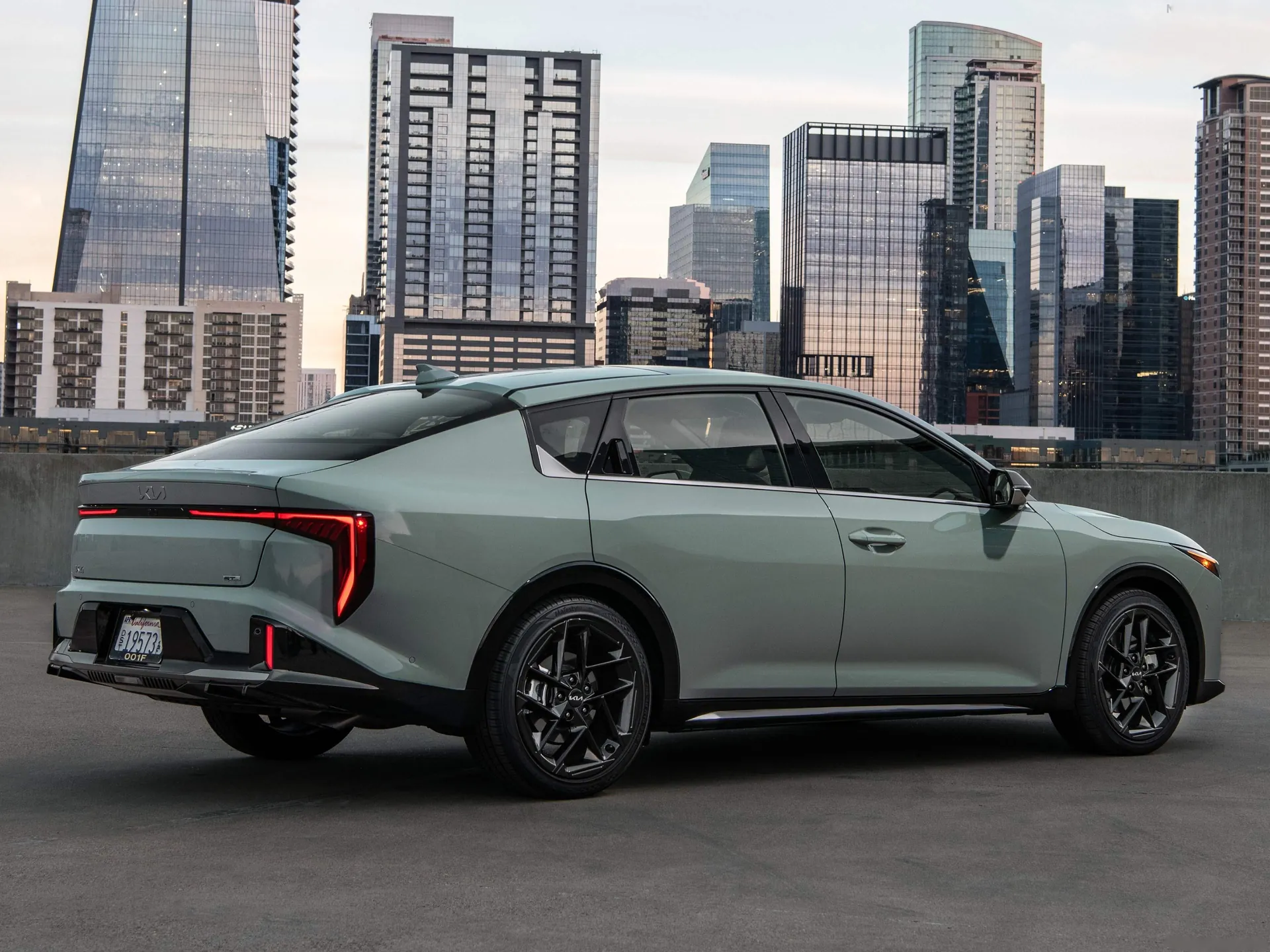 Kia K4 (2025) – zadní tříčtvrteční pohled