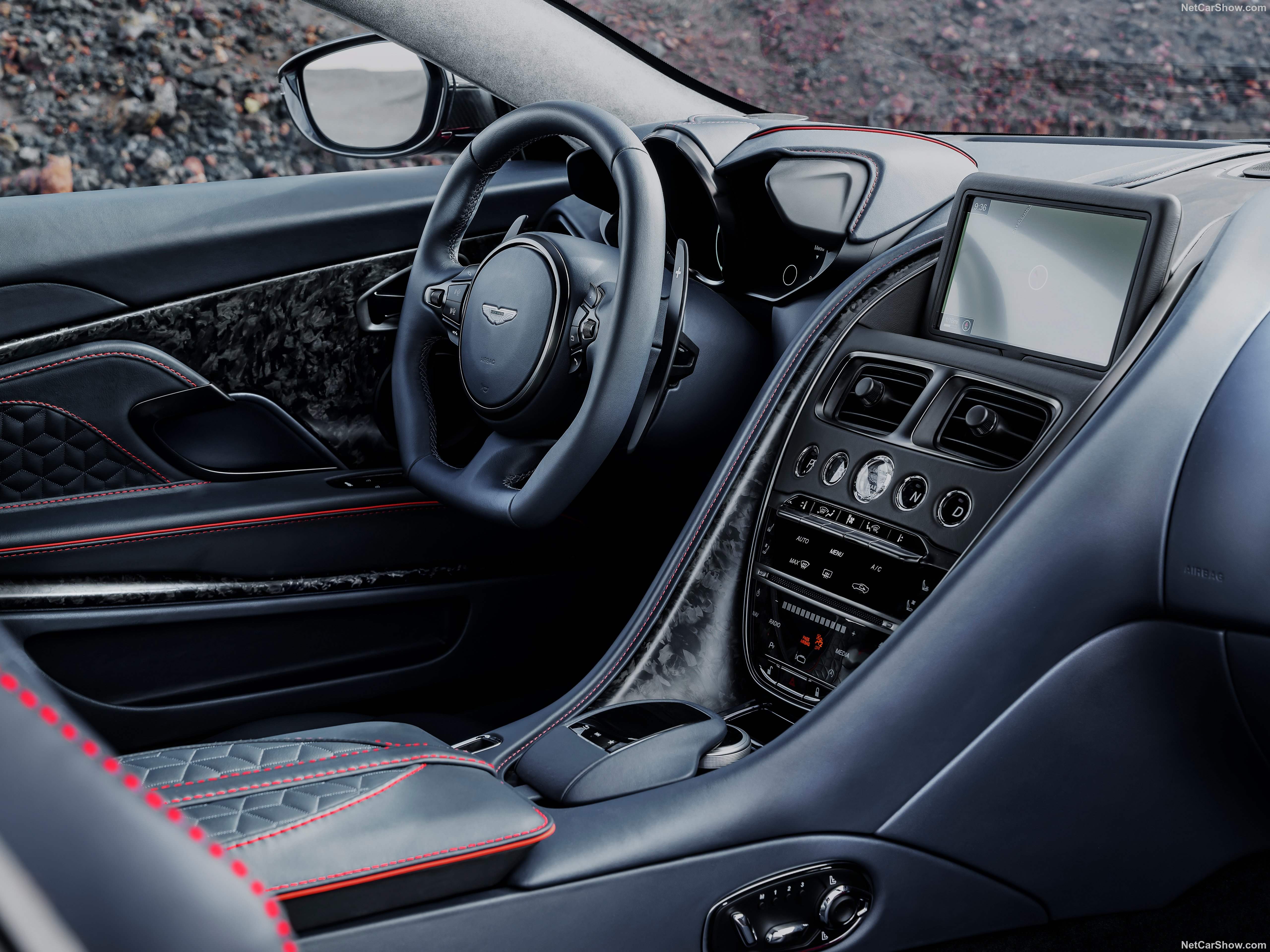 Aston Martin DBS Superleggera (2019) – interiér