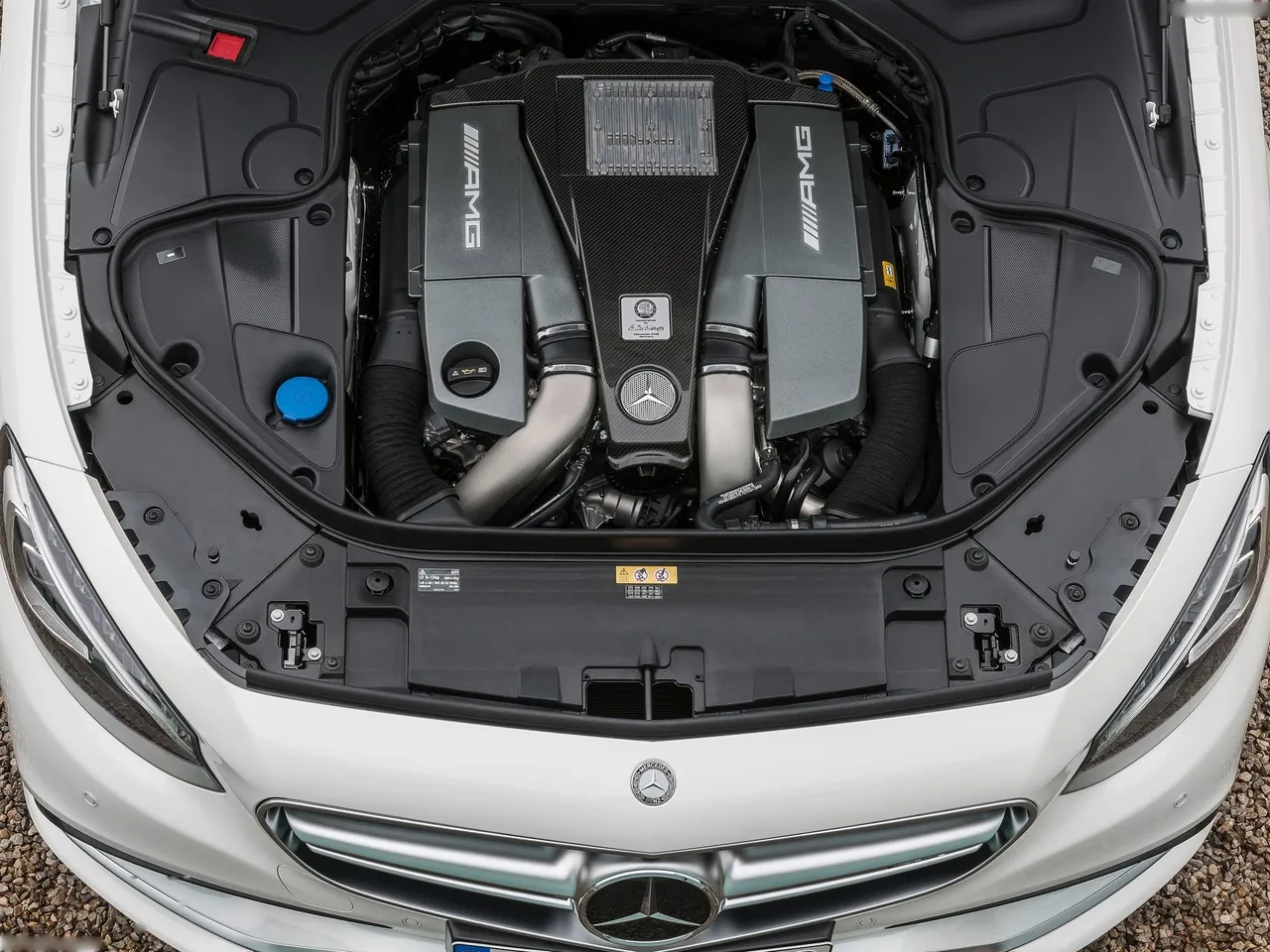 Mercedes-Benz S63 AMG Coupe (2015) – motorový prostor