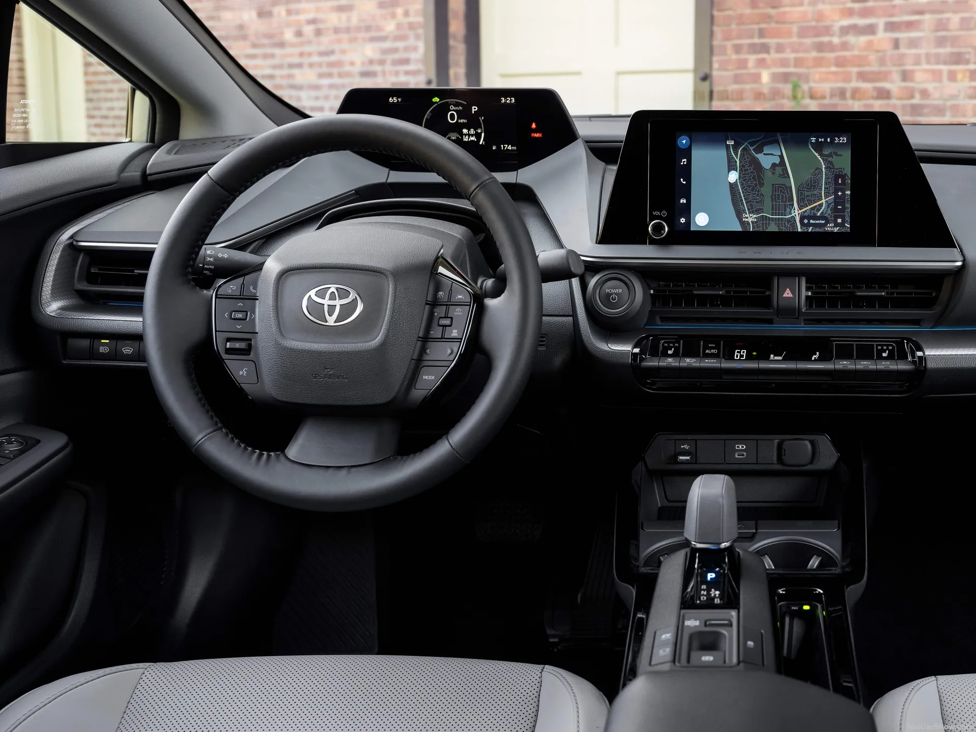 Toyota Prius XLE [US] (2023) – interiér