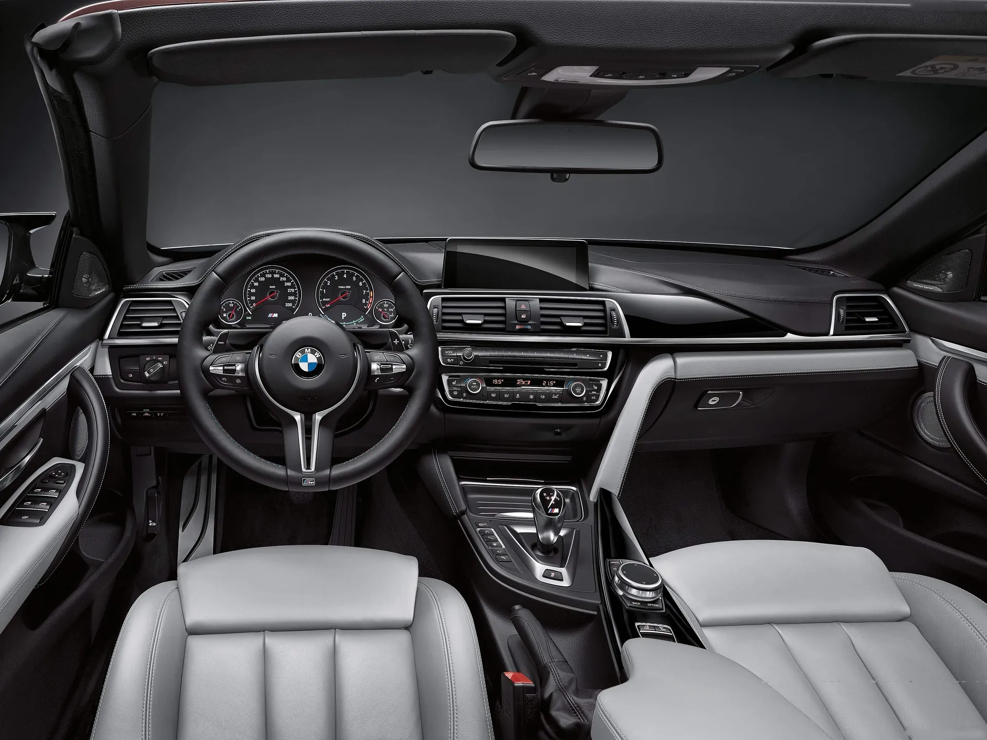 BMW M4 Convertible (2018) – interiér