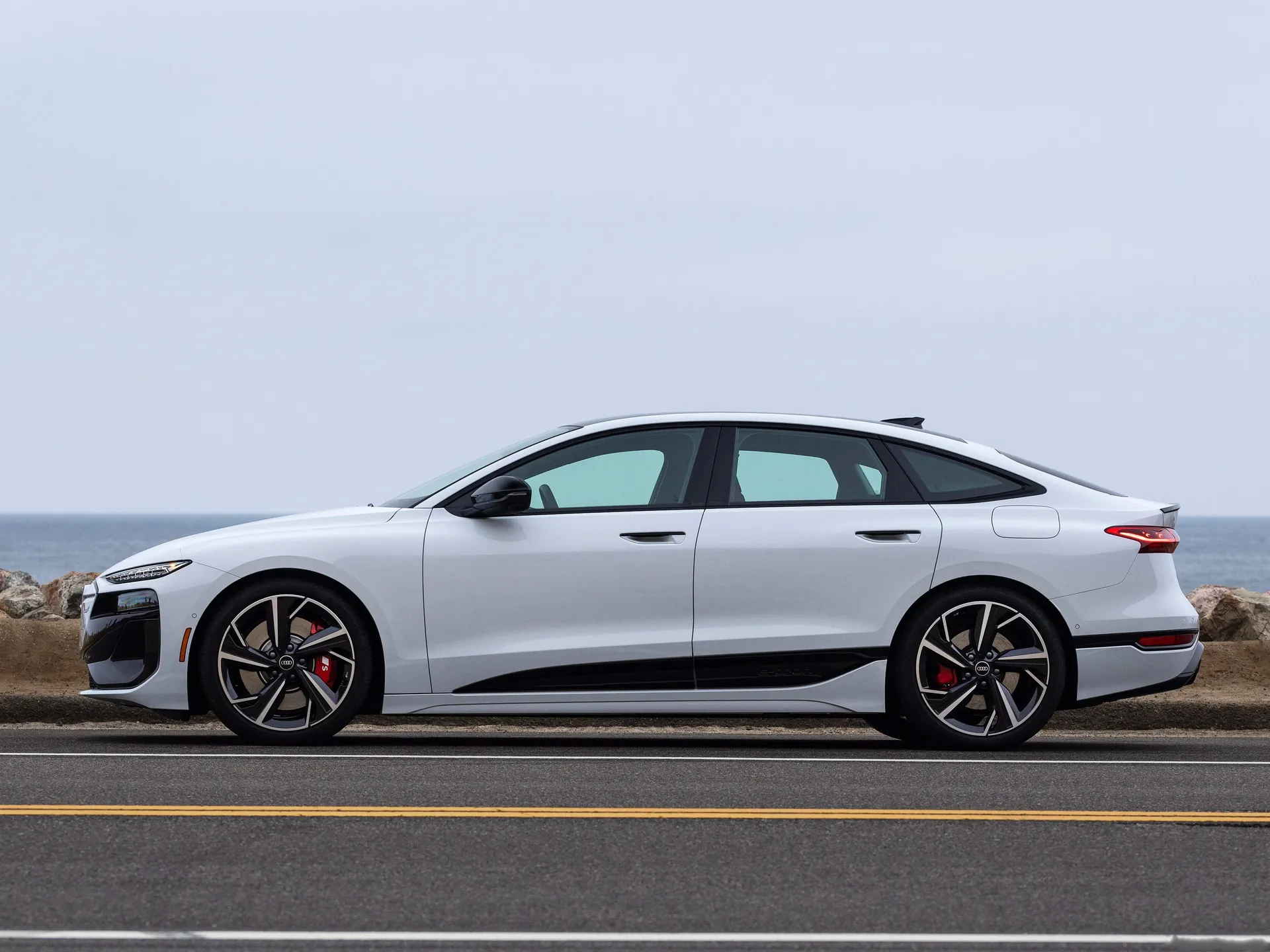 Audi S6 Sportback e-tron [US] (2025) – boční profil