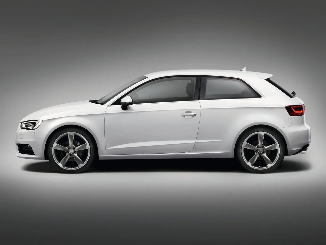 Audi A3 (2013) – boční profil