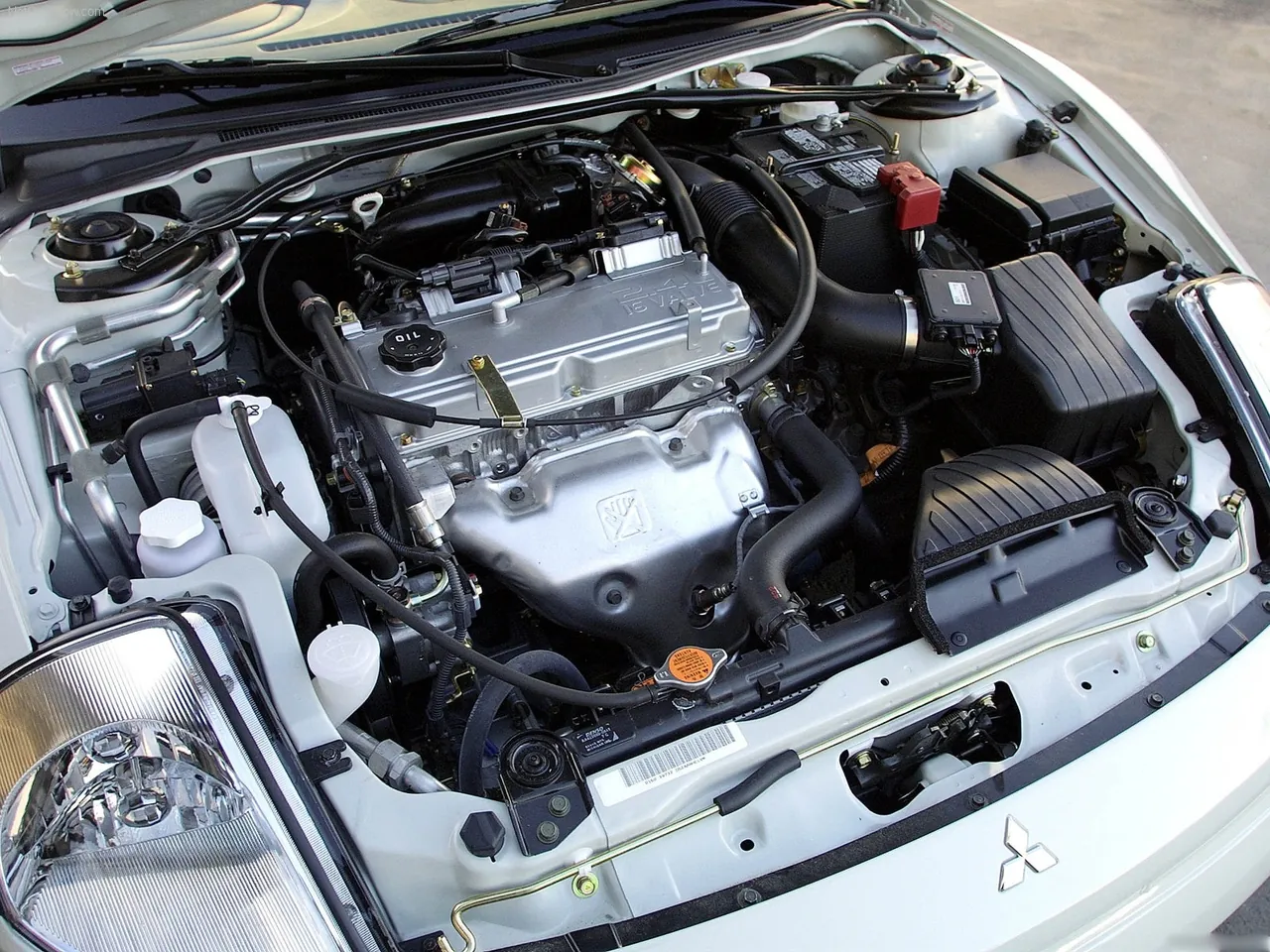Mitsubishi Eclipse Spyder (2003) – motorový prostor