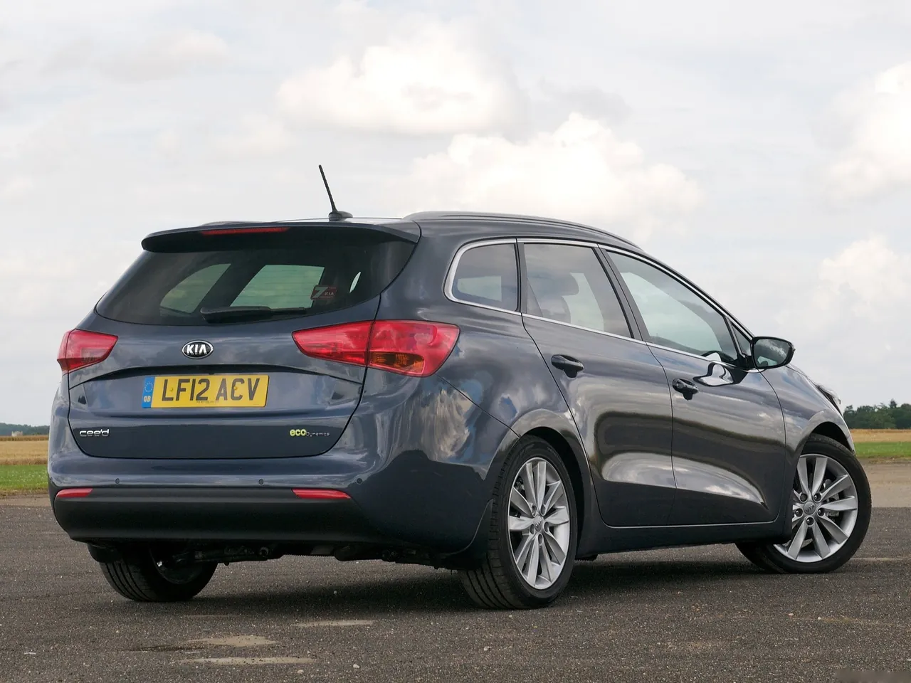Kia Ceed SW (2013) – zadní tříčtvrteční pohled