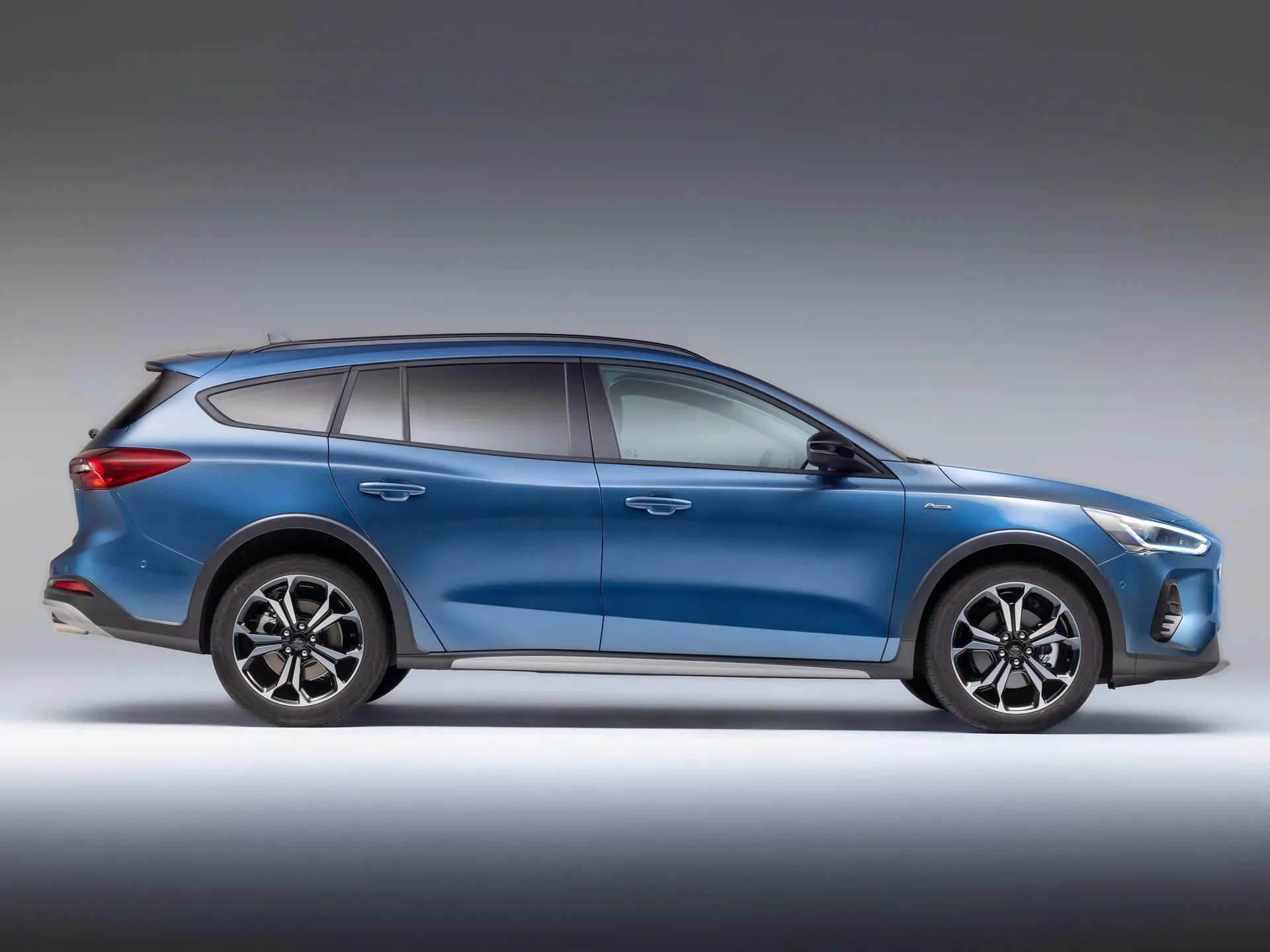 Ford Focus Active Wagon (2022) – boční profil