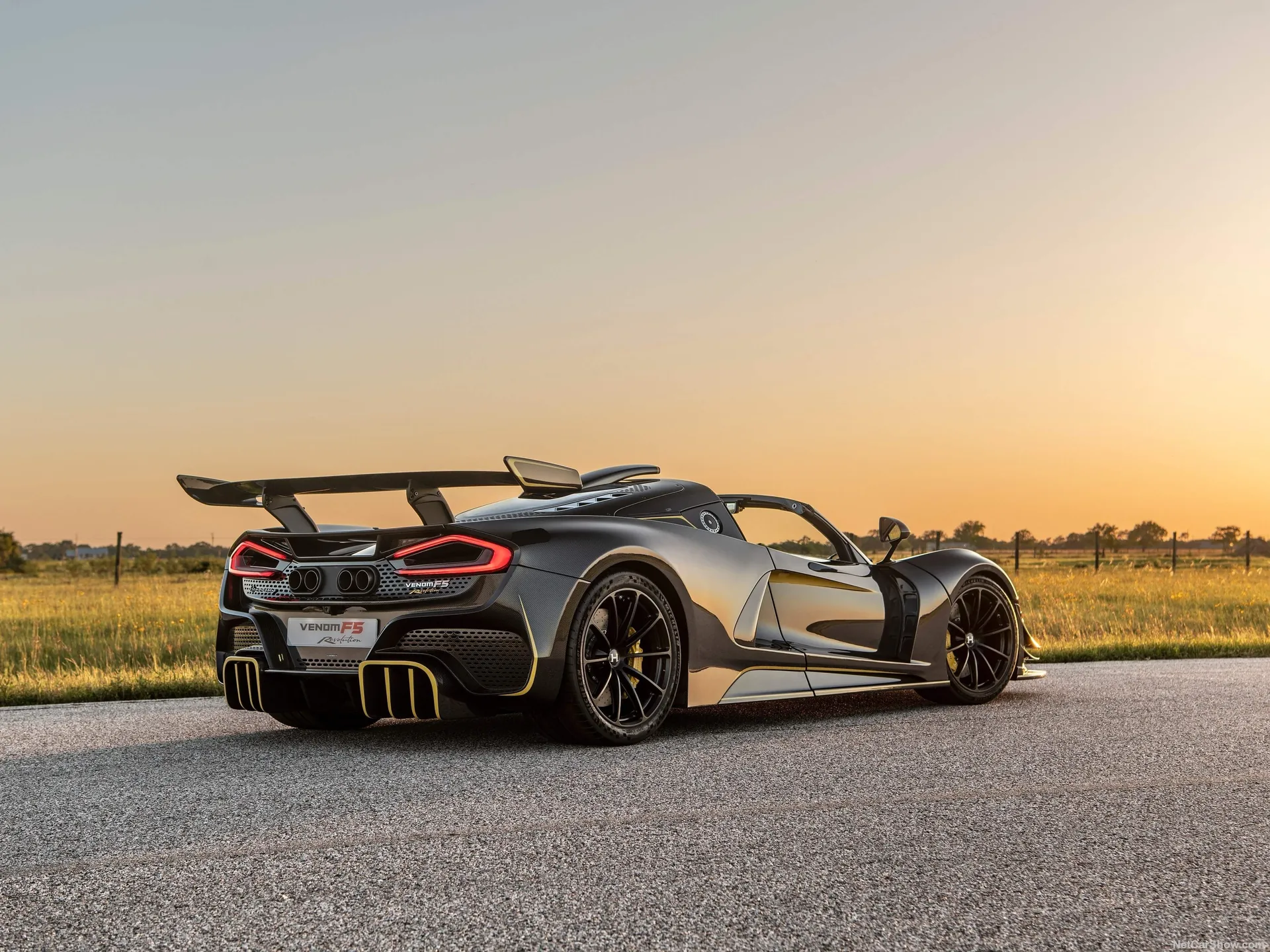 Hennessey Venom F5 Revolution Roadster (2023) – zadní tříčtvrteční pohled