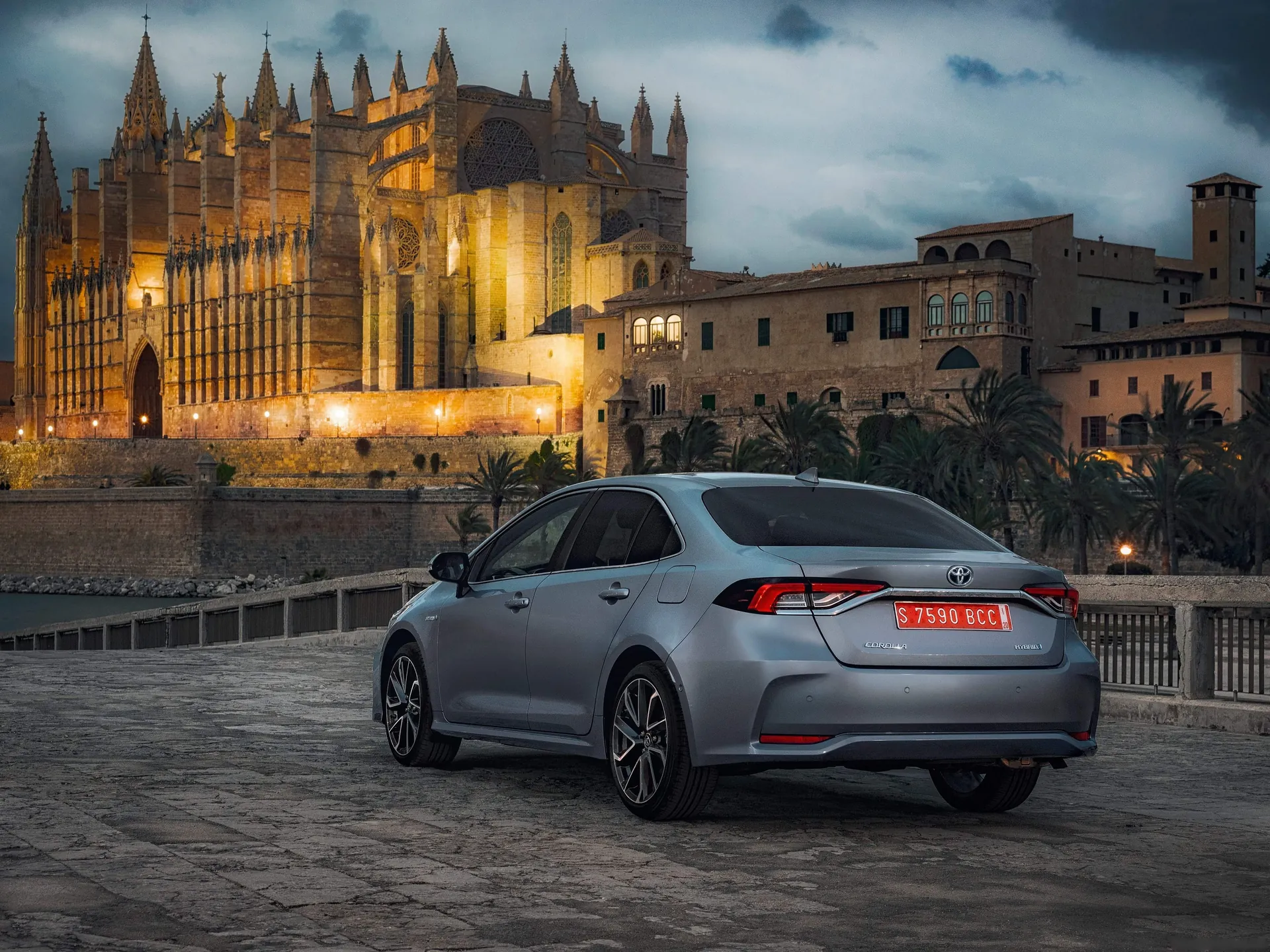 Toyota Corolla Sedan [EU] (2019) – zadní tříčtvrteční pohled