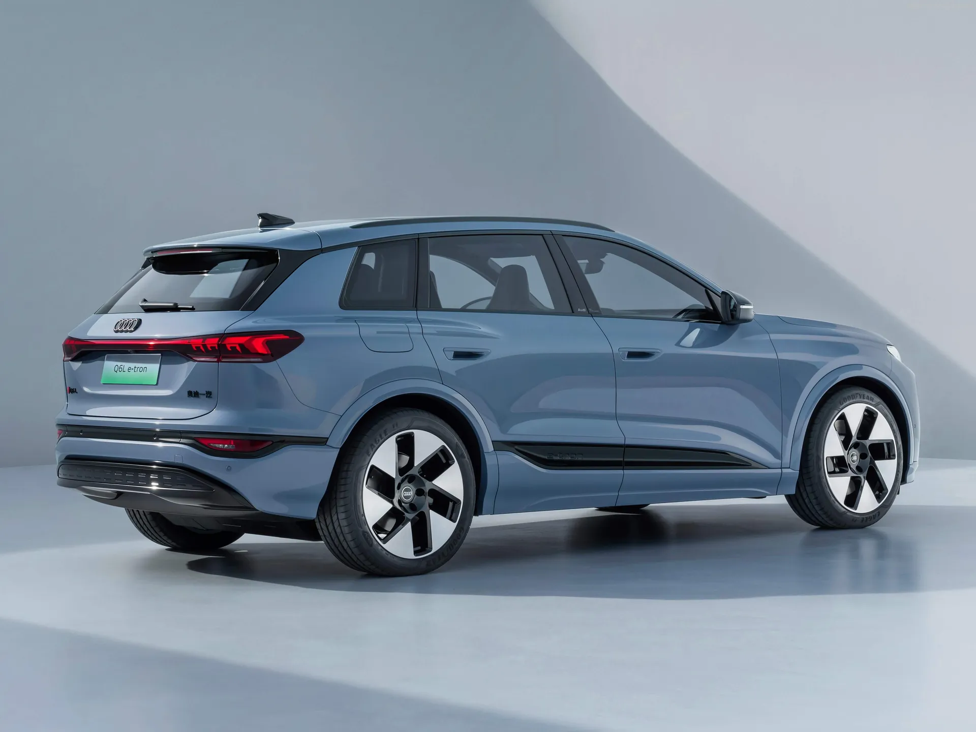 Audi Q6L e-tron (2025) – zadní tříčtvrteční pohled