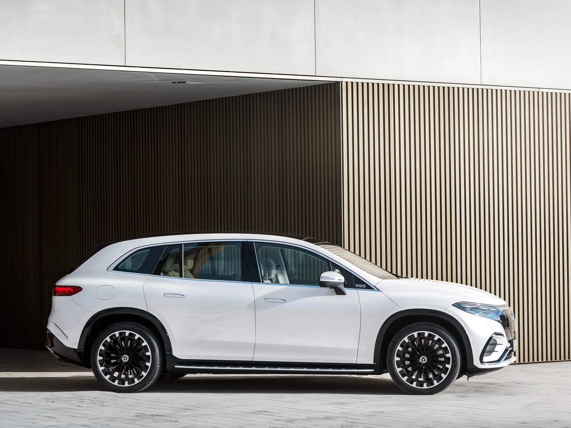 Mercedes-Benz EQS SUV (2023) - Side Profile