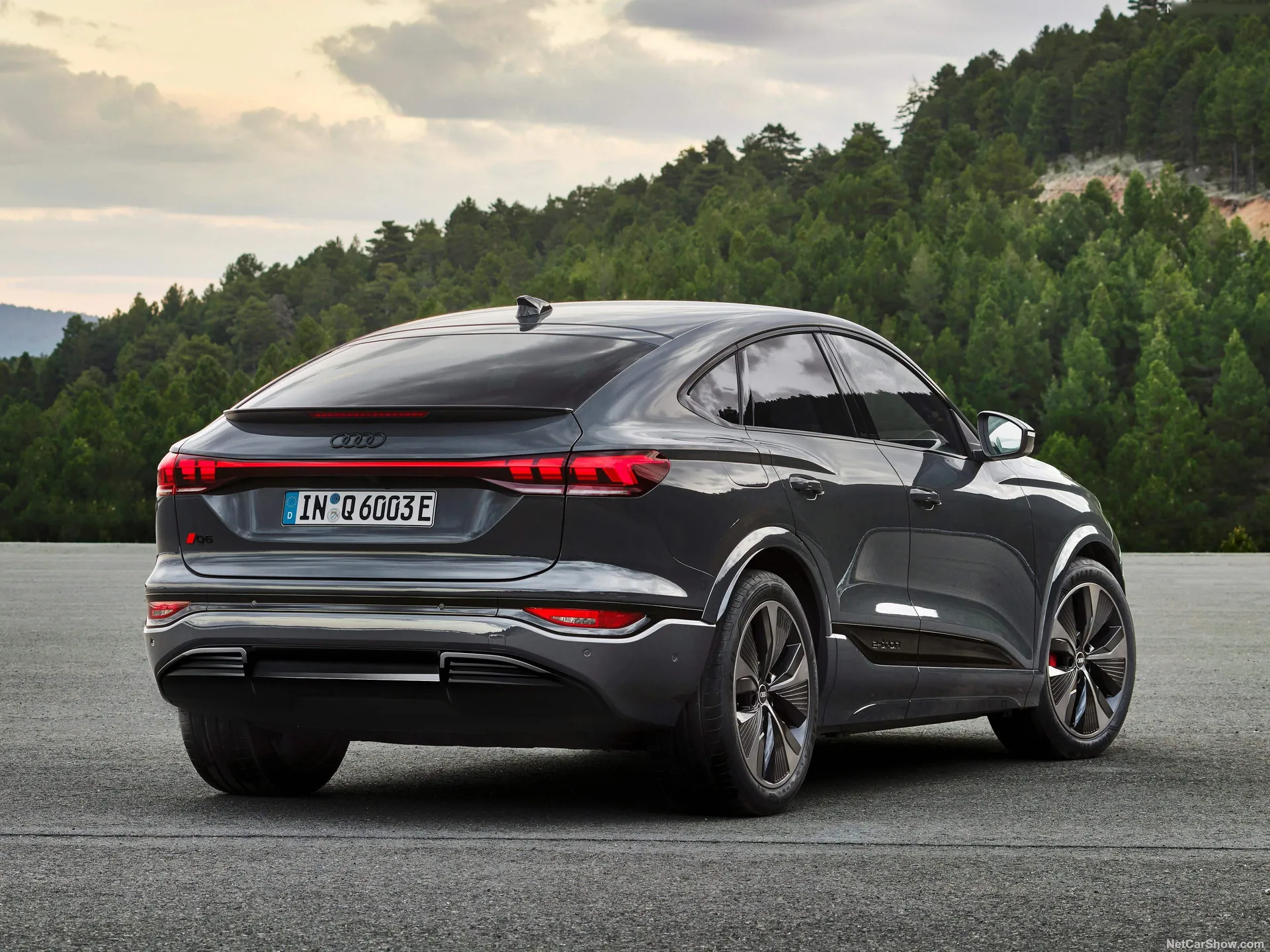 Audi Q6 Sportback e-tron (2025) – zadní tříčtvrteční pohled