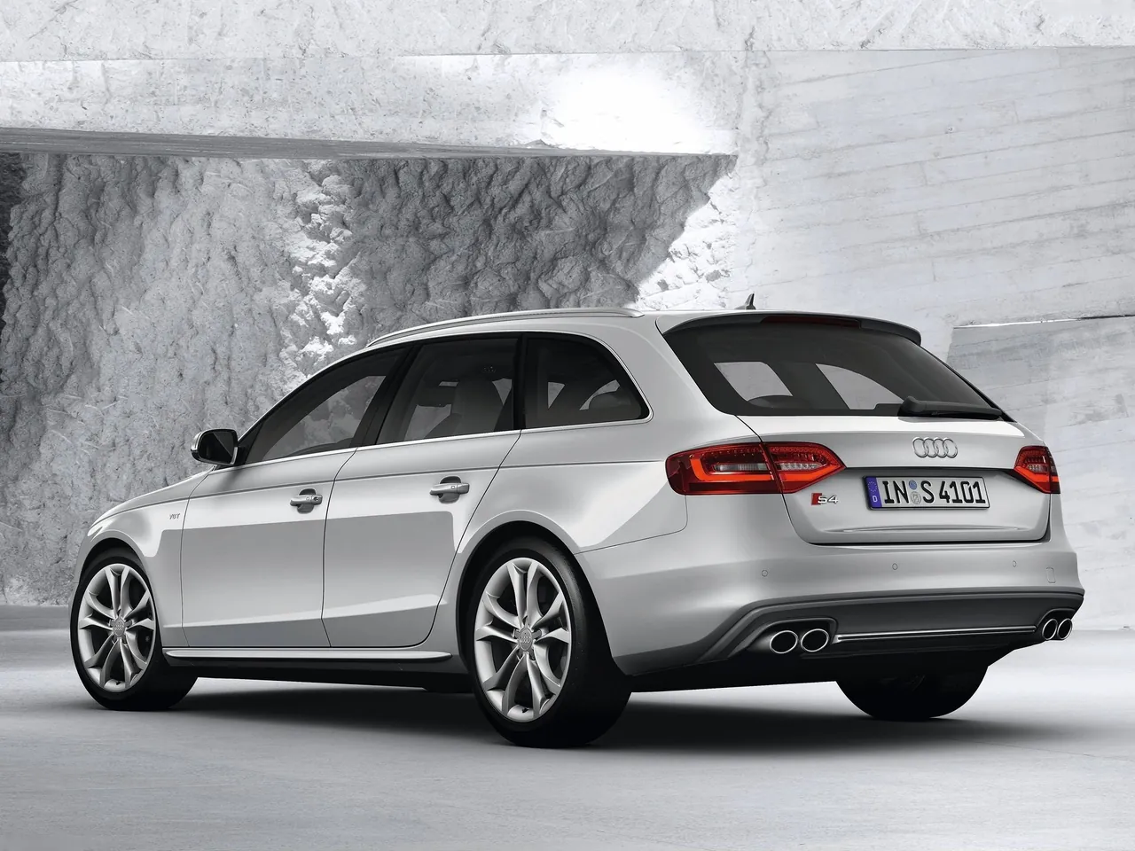 Audi S4 Avant (2013) – zadní tříčtvrteční pohled