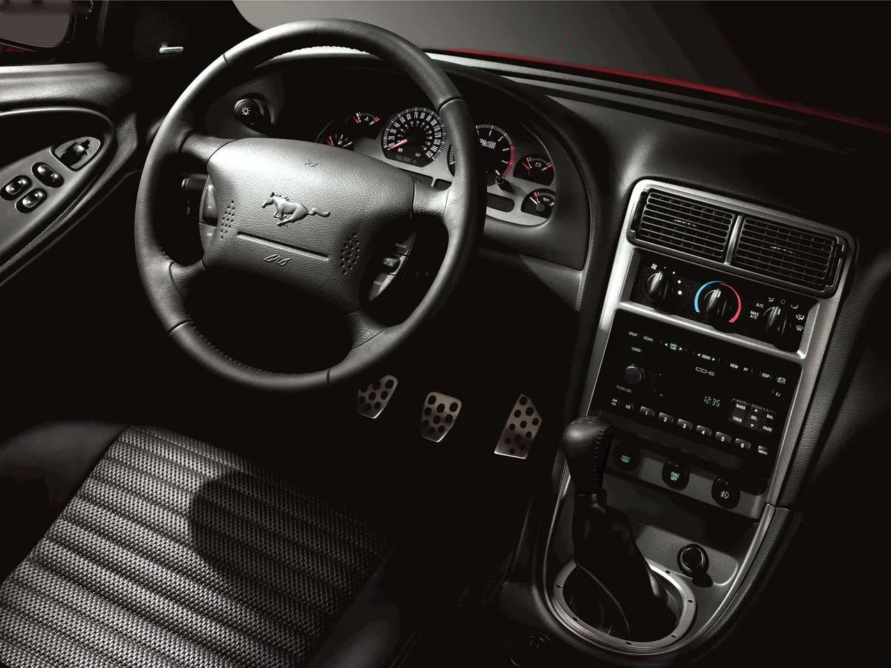 Ford Mustang Mach 1 (2003) – interiér