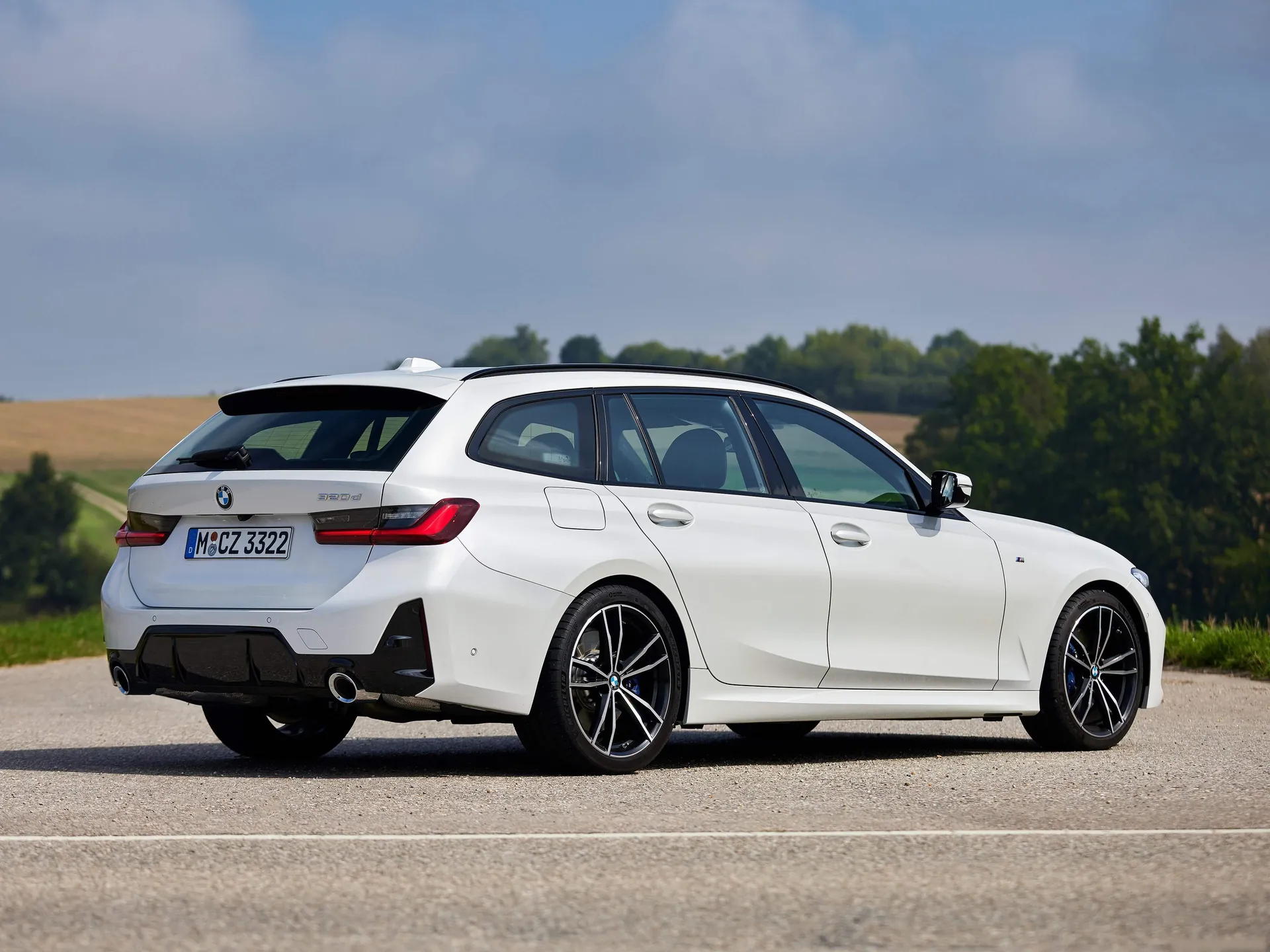 BMW 3-Series Touring (2023) – zadní tříčtvrteční pohled