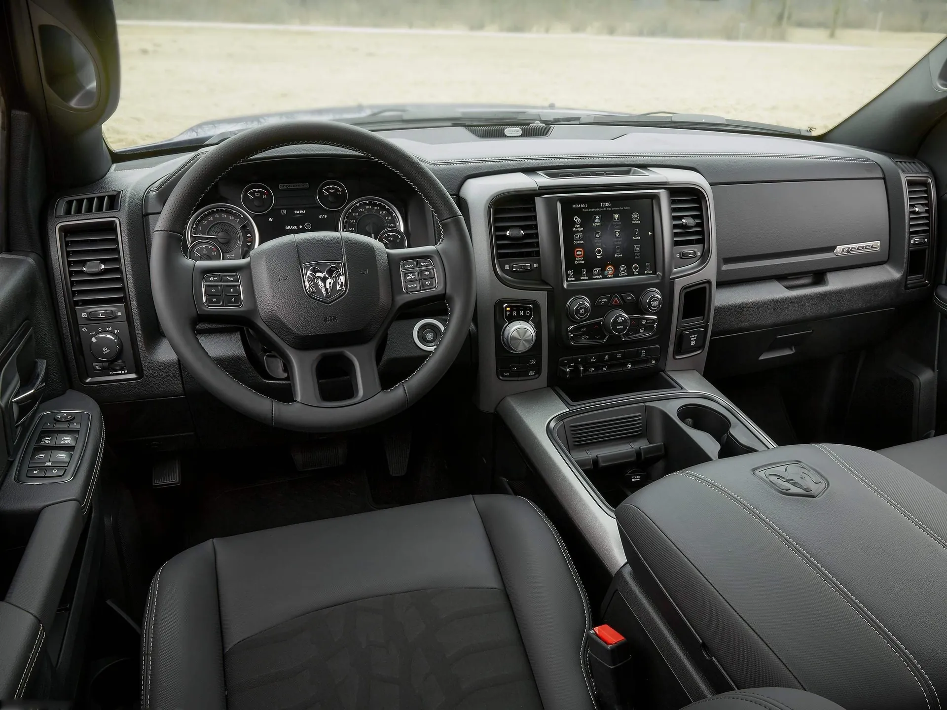 Ram 1500 Rebel Blue Streak (2017) – interiér