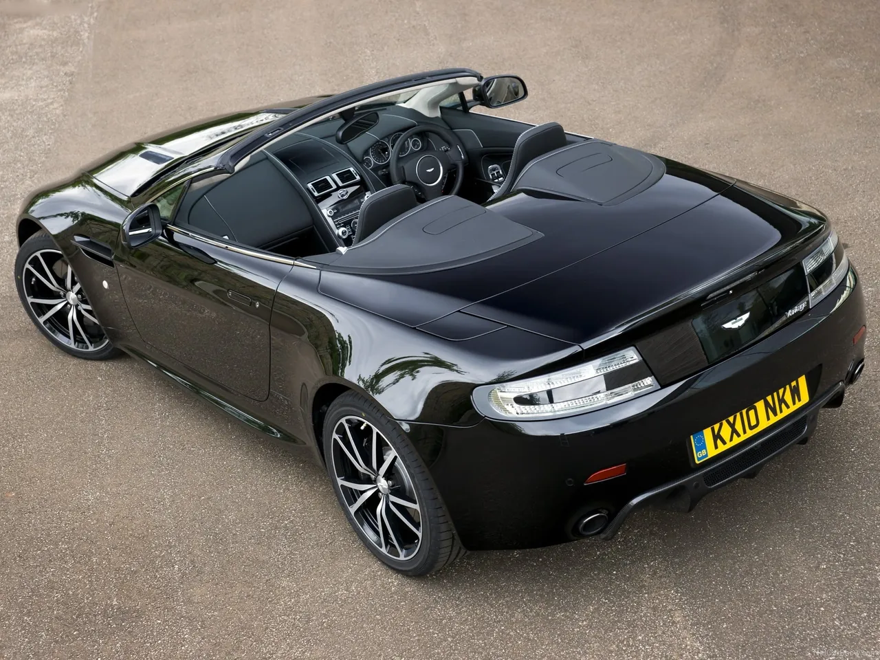 Aston Martin V8 Vantage N420 Roadster (2011) – zadní tříčtvrteční pohled