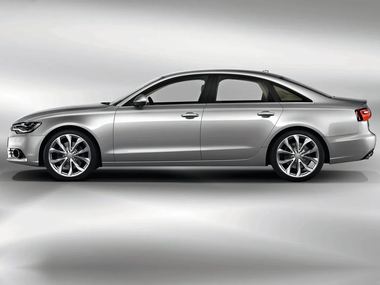 Audi A6 (2012) – boční profil