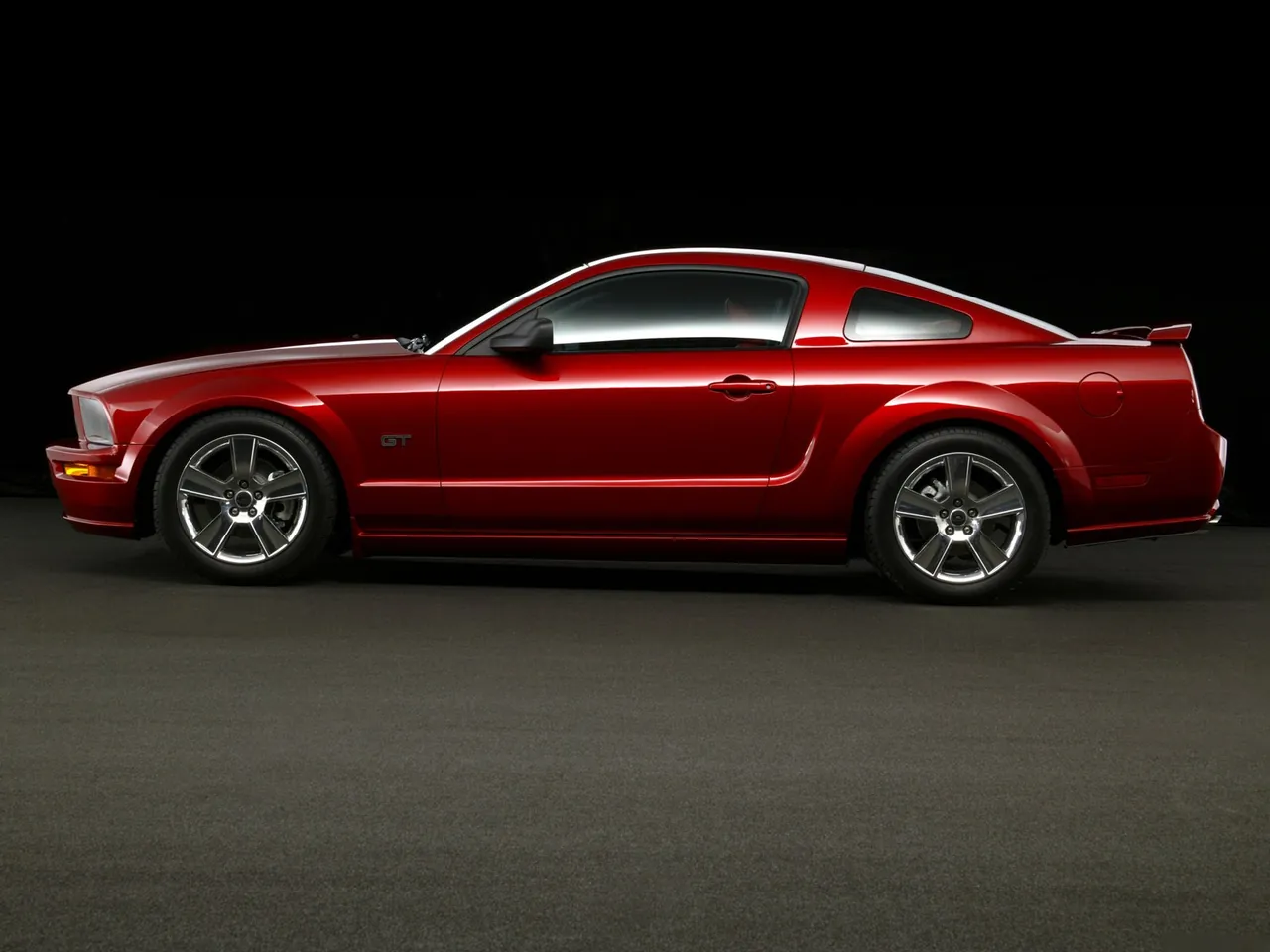 Ford Mustang GT (2005) – boční profil